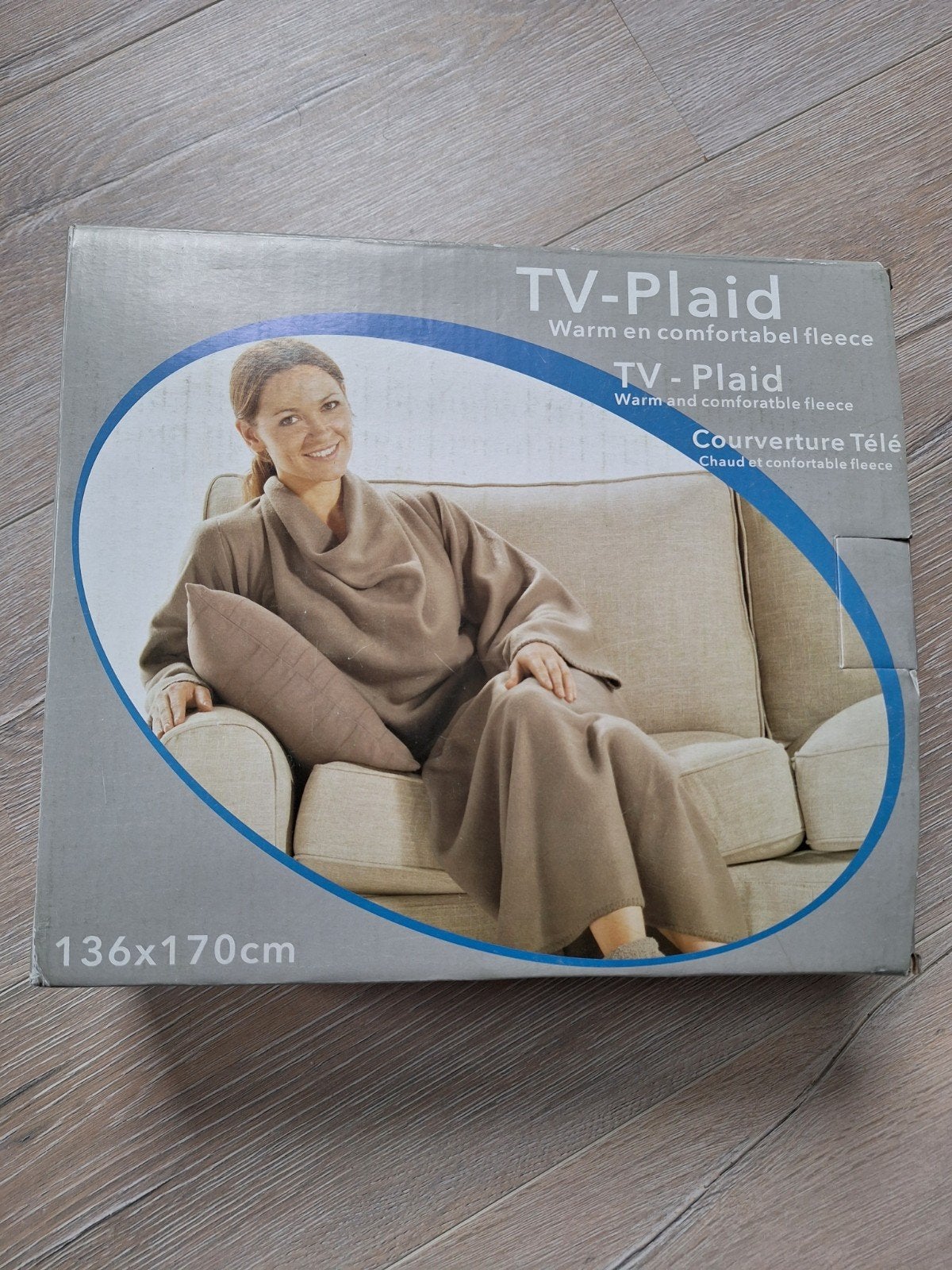 TV Plaid/deken met lange mouwen. Taupe., Nieuw, Geschikt voor droger, 136 cm, Fleece