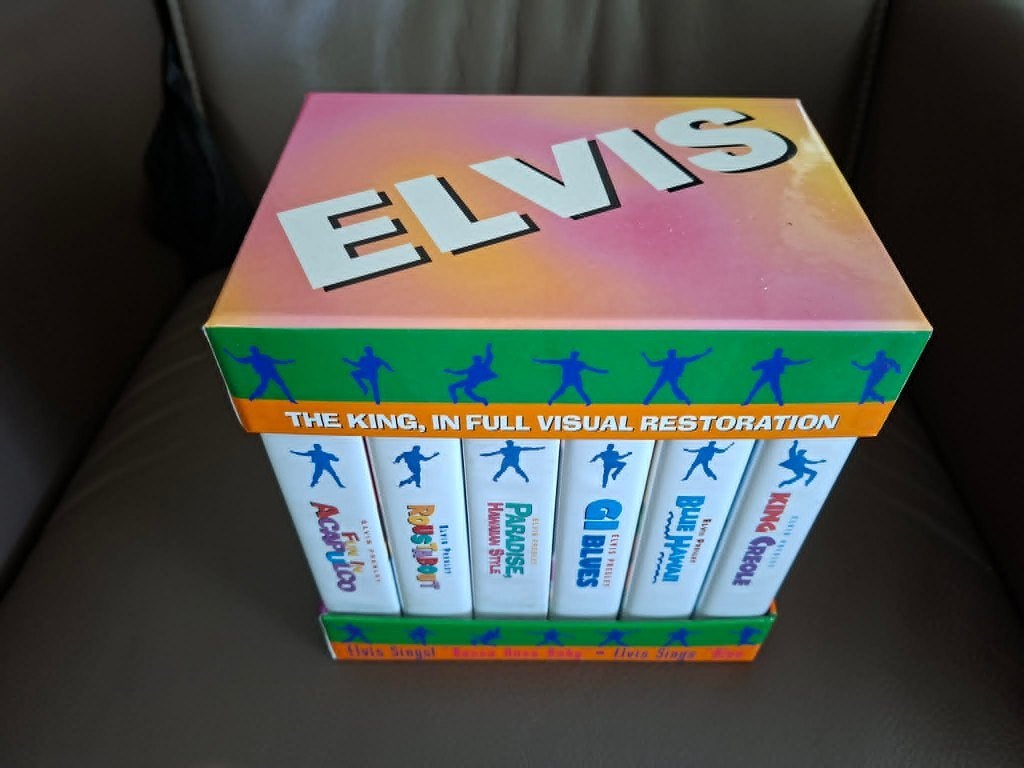 Een VHS box met 6 videobanden van elvis presley, Cd's en Dvd's, VHS | Film, Boxset, Alle leeftijden, Ophalen of Verzenden, Zo goed als nieuw