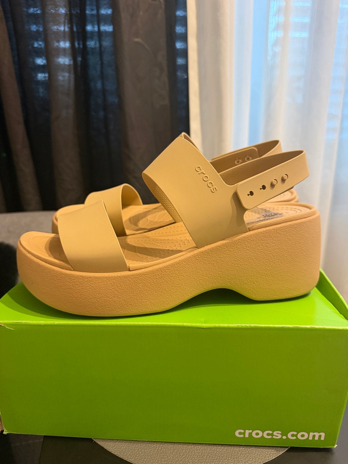 Crocs Brooklyn Low Wedge Sandalen Beige, Beige, Nieuw, Sandalen of Muiltjes, Ophalen of Verzenden