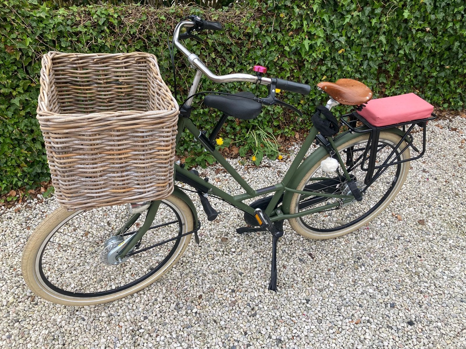 Stoere olijfgroene Azor fiets met mand en kinderzitje, Versnellingen, 56 cm of meer, Zo goed als nieuw, Trommelrem
