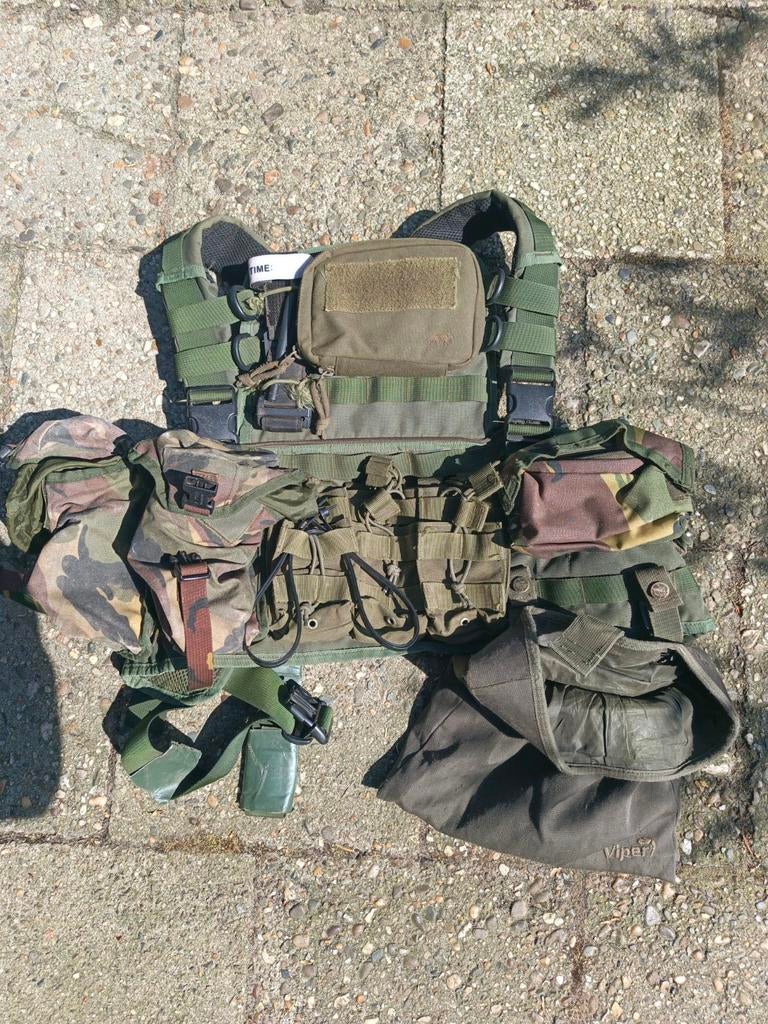 tactisch vest met pouches en accessoires, Ophalen of Verzenden, Landmacht, Overige gebieden, Kleding of Schoenen