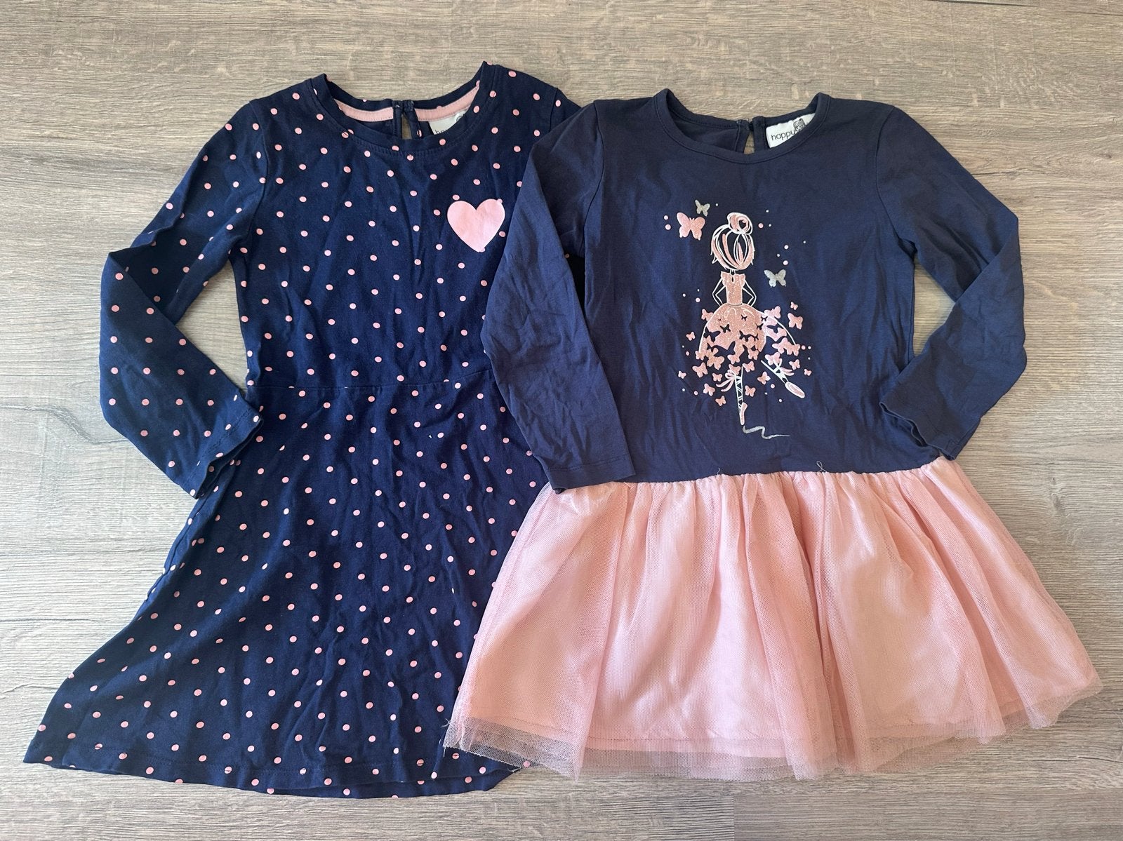 2 meisjesjurken: Happy Girls en donkerblauw met stippen, Kinderen en Baby's, Kinderkleding | Maat 110, Ophalen of Verzenden, Gebruikt