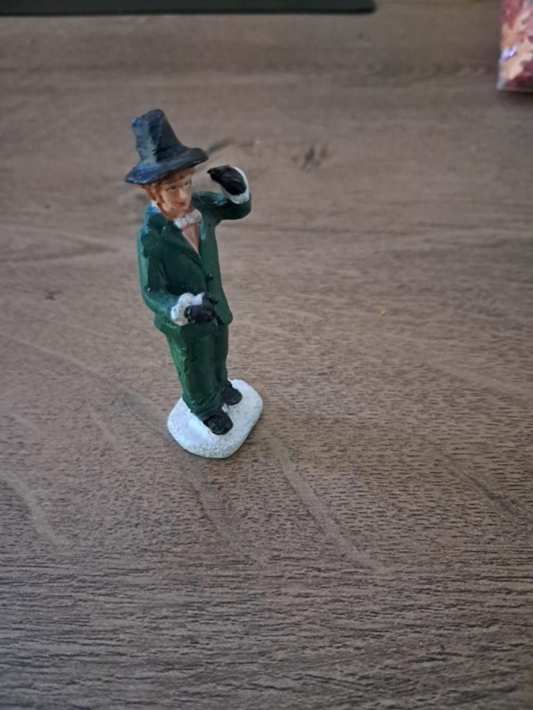 Man met groene jas en hoge hoed, Ophalen