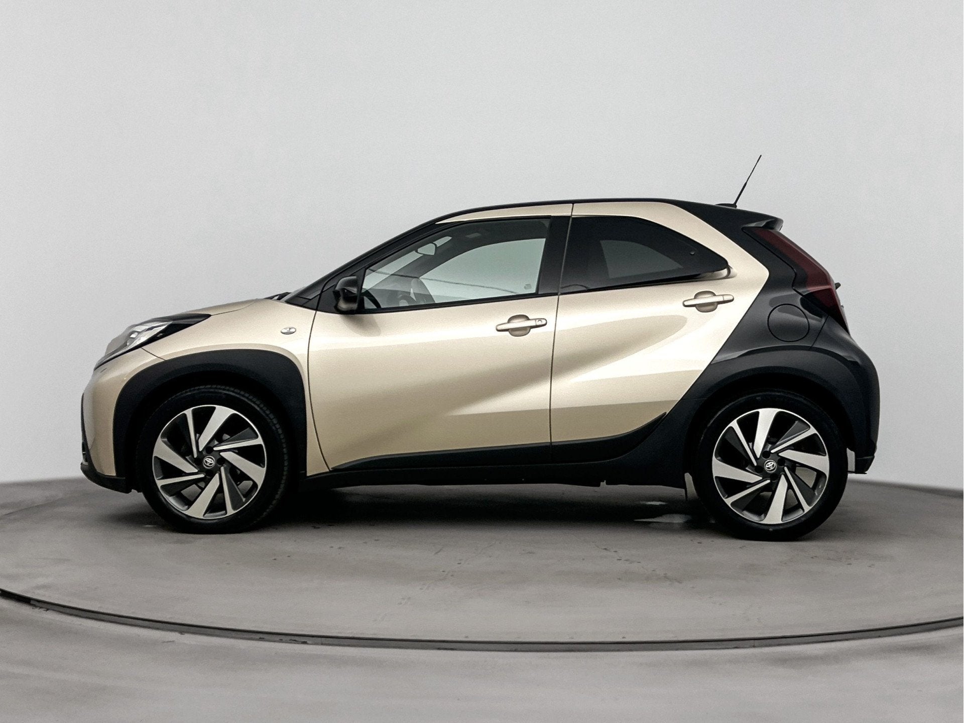 Toyota Aygo X 1.0 VVT-i S-CVT Envy Automaat | JBL Audio | Ap, Auto's, Toyota, 12 maanden, Gebruikt, Overige kleuren, 4 stoelen