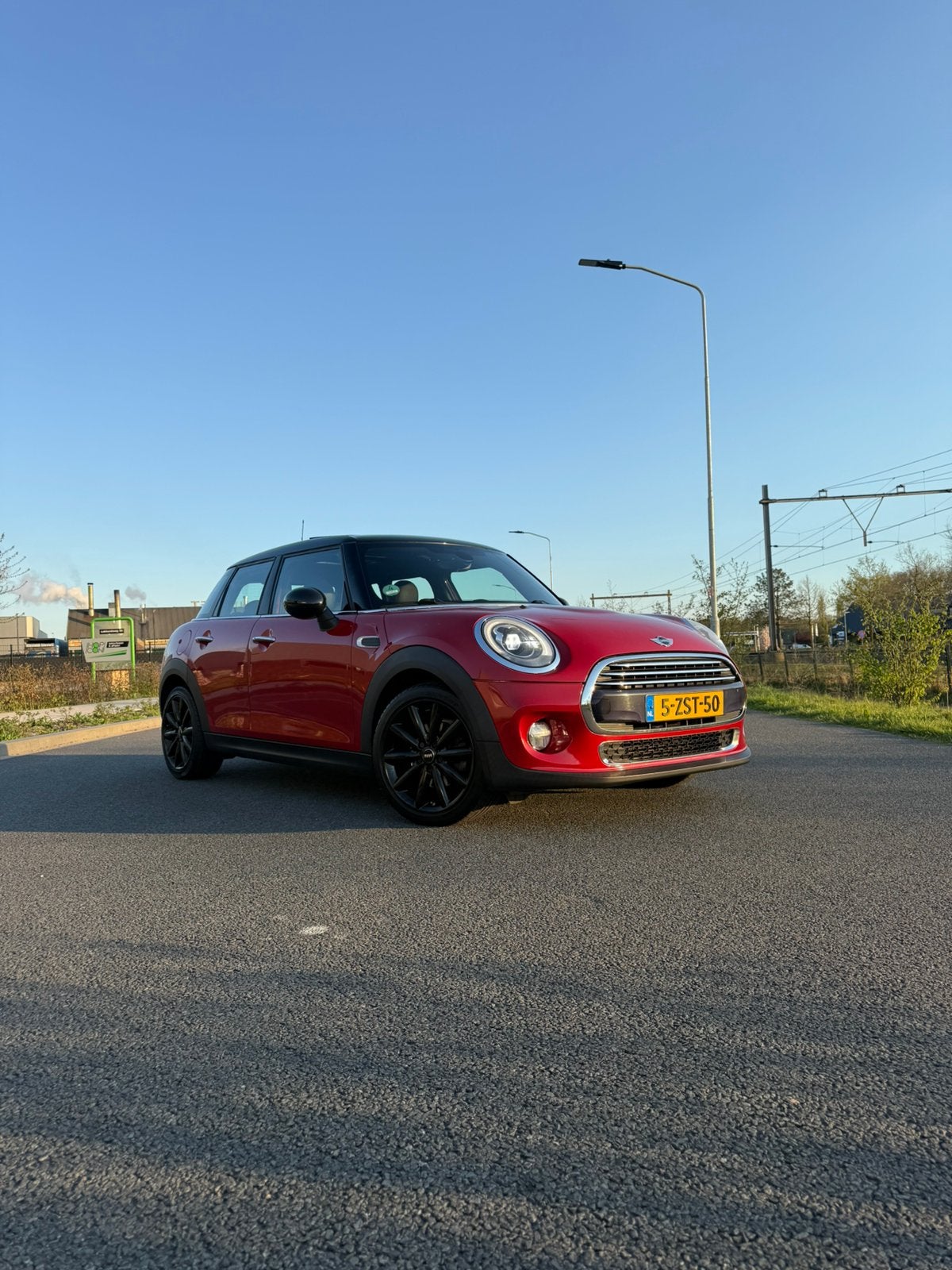 Mini Cooper 1.5 Chili Business airco navi stoelverwarm. pano, Auto's, Mini, 136 pk, Zwart, Automatische klimaatregeling, 49 €/maand