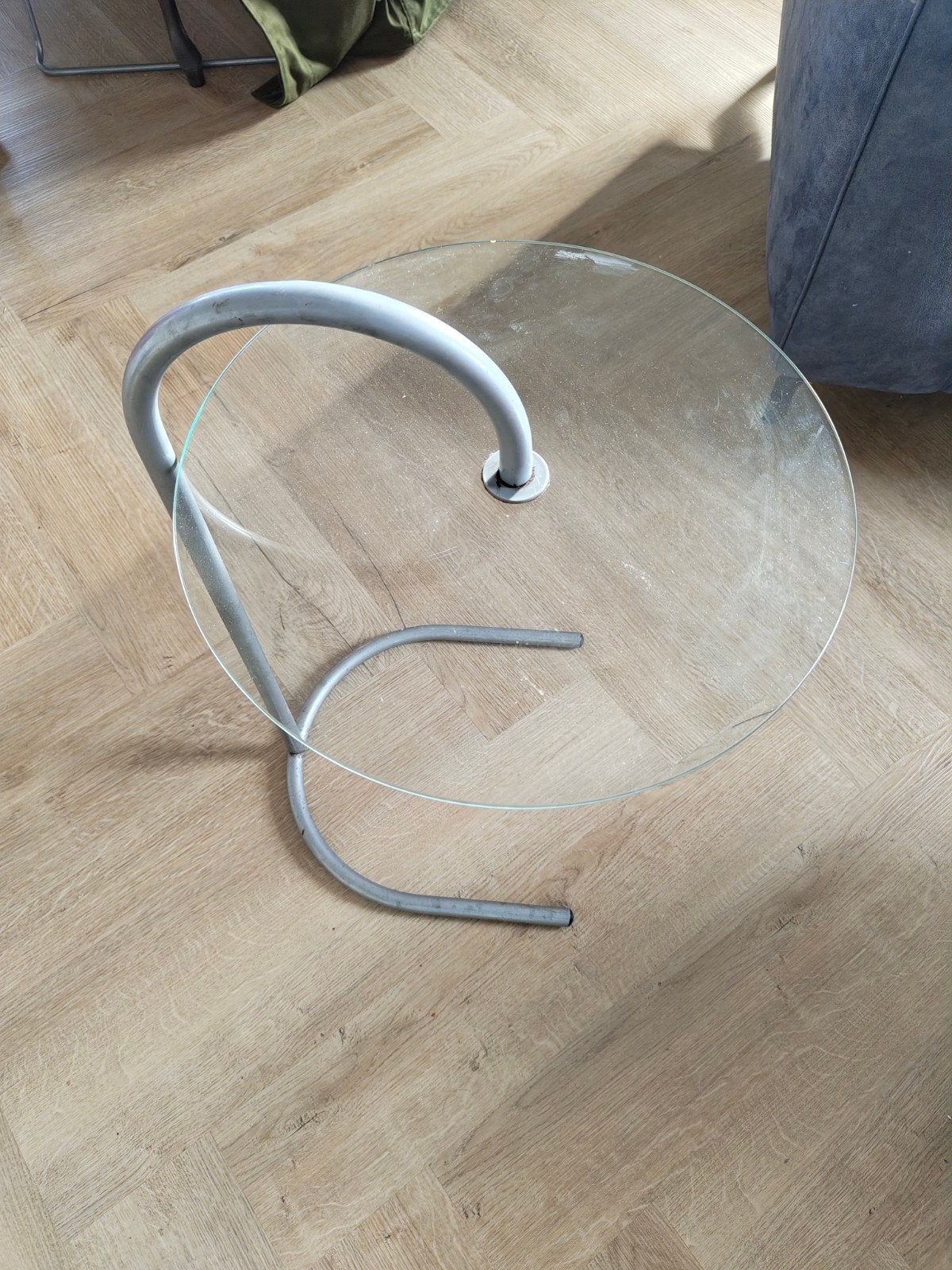 IKEA bijzettafel met glazen blad, Huis en Inrichting, Tafels | Bijzettafels, 45 tot 60 cm, Minder dan 55 cm, Gebruikt, Rond