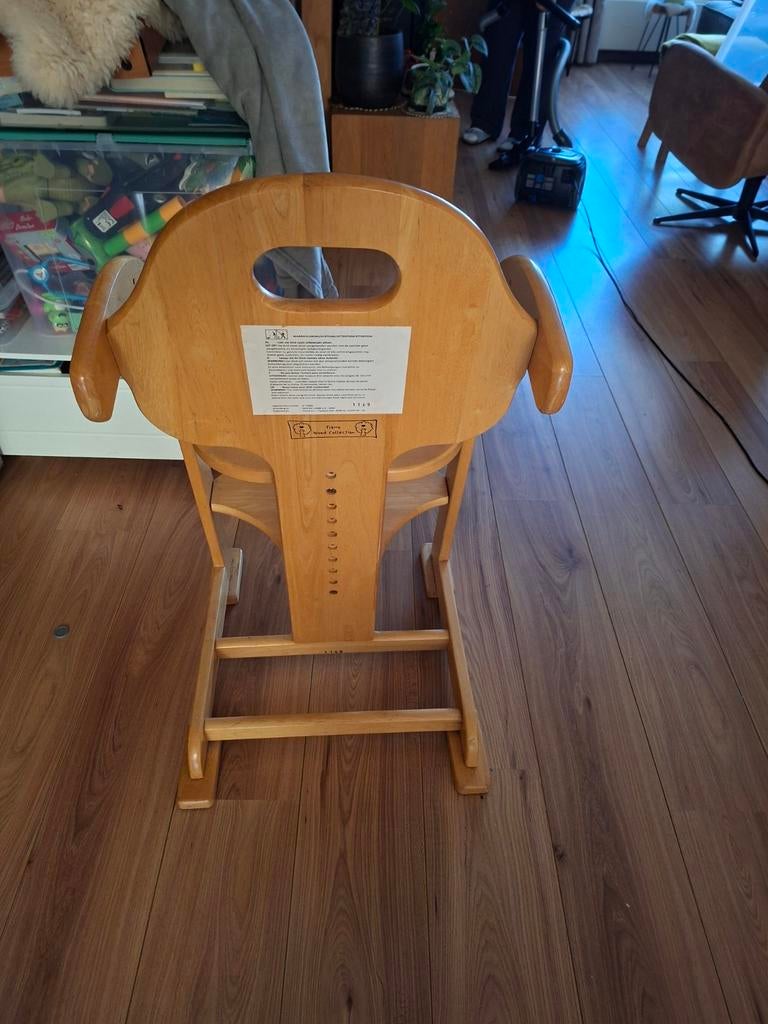 Houten kinderstoel met eetblad en tuigje, Kinderen en Baby's, Ophalen, Gebruikt, Meegroeistoel, Gordel(s)