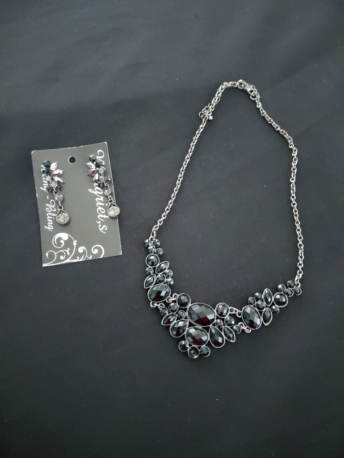 Ketting en oorbellen set met zwarte stenen Nieuw, Sieraden, Tassen en Uiterlijk, Ophalen, Overige materialen, Zwart, Met kristal