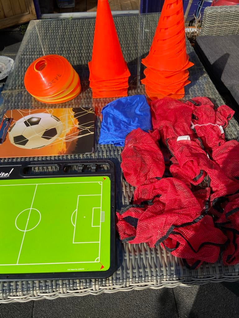 Voetbal trainingsset: pionnen, hesjes, boards, Sport en Fitness, Voetbal, Gebruikt, Set, Maat S, Ophalen