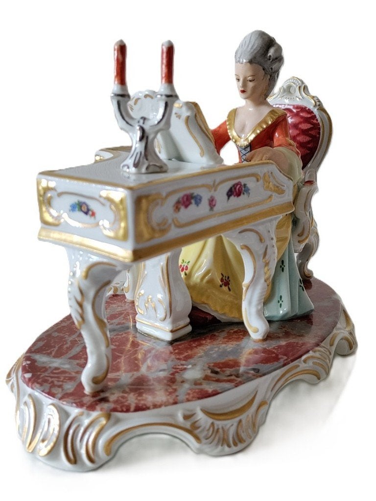 VINTAGE DRESDEN Porseleinen beeldje Dame speelt piano, Ophalen of Verzenden, Zo goed als nieuw, Mens