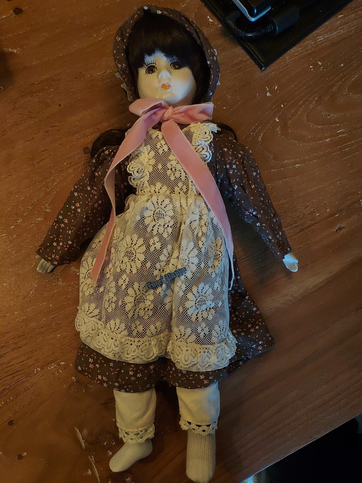 Vintage porseleinen pop met kanten schort en roze strik, Ophalen of Verzenden, Gebruikt, Pop
