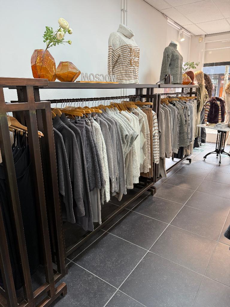 Complete inventaris voor een luxe kledingwinkel, Ophalen, Gebruikt