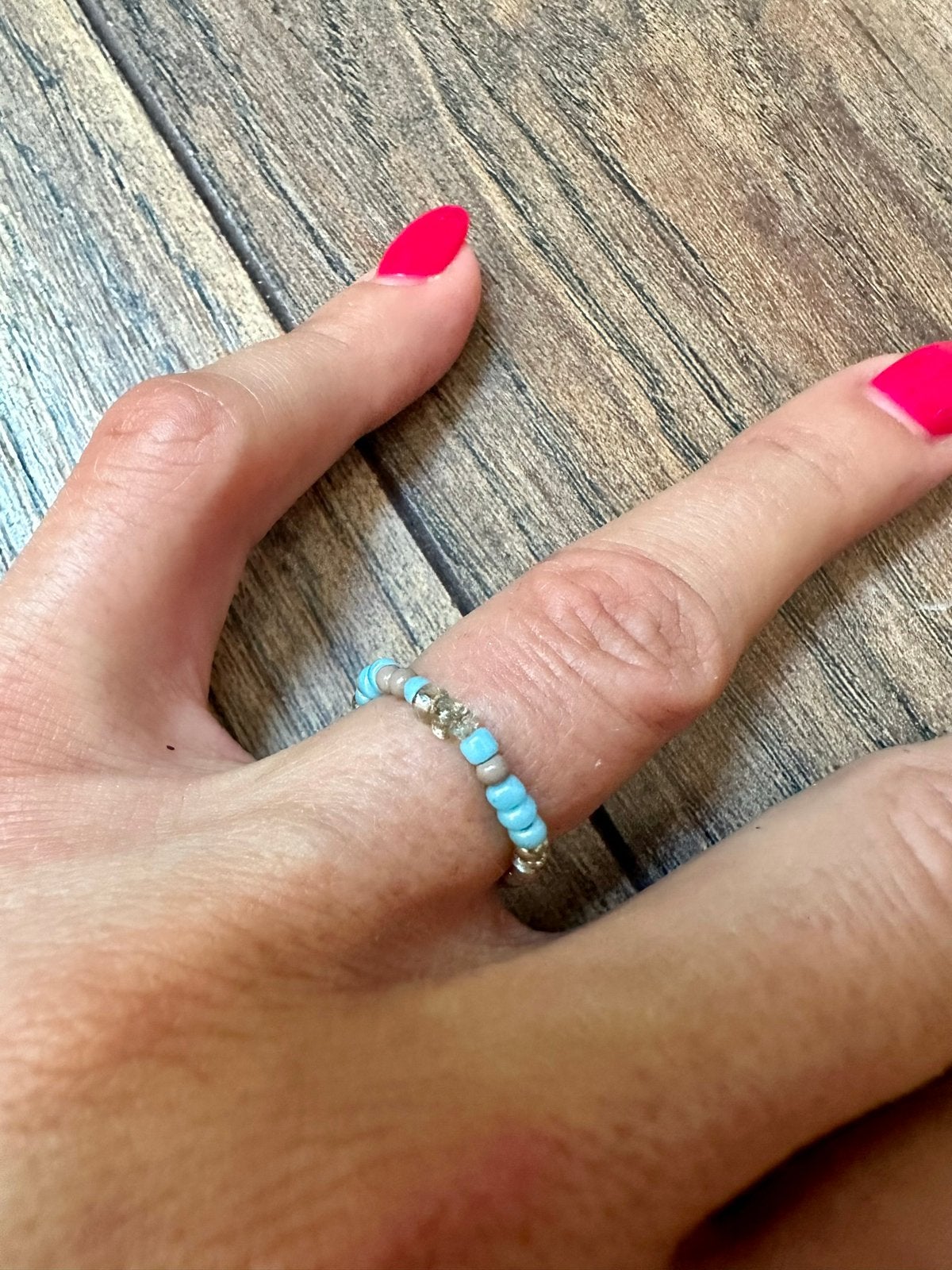 Ring van baby blauw en taupe kleurige kralen (Nieuw!), Sieraden, Tassen en Uiterlijk, Ringen, Ophalen of Verzenden, Nieuw, Blauw