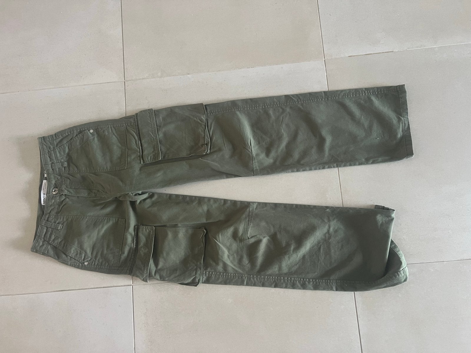 Bershka Medium Rise Cargo Broek - Maat 32 (XS), Ophalen of Verzenden, Zo goed als nieuw, Maat 34 (XS) of kleiner, Lang