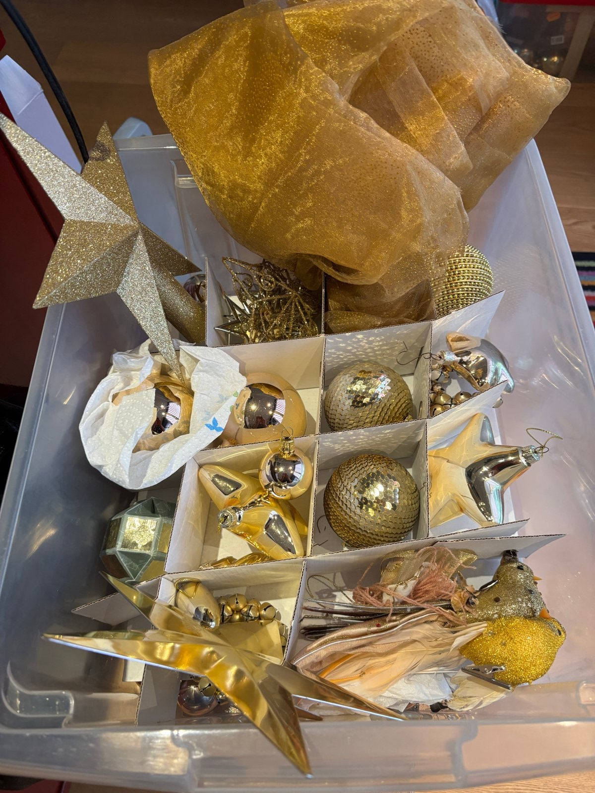 Gouden kerstversiering, Ophalen