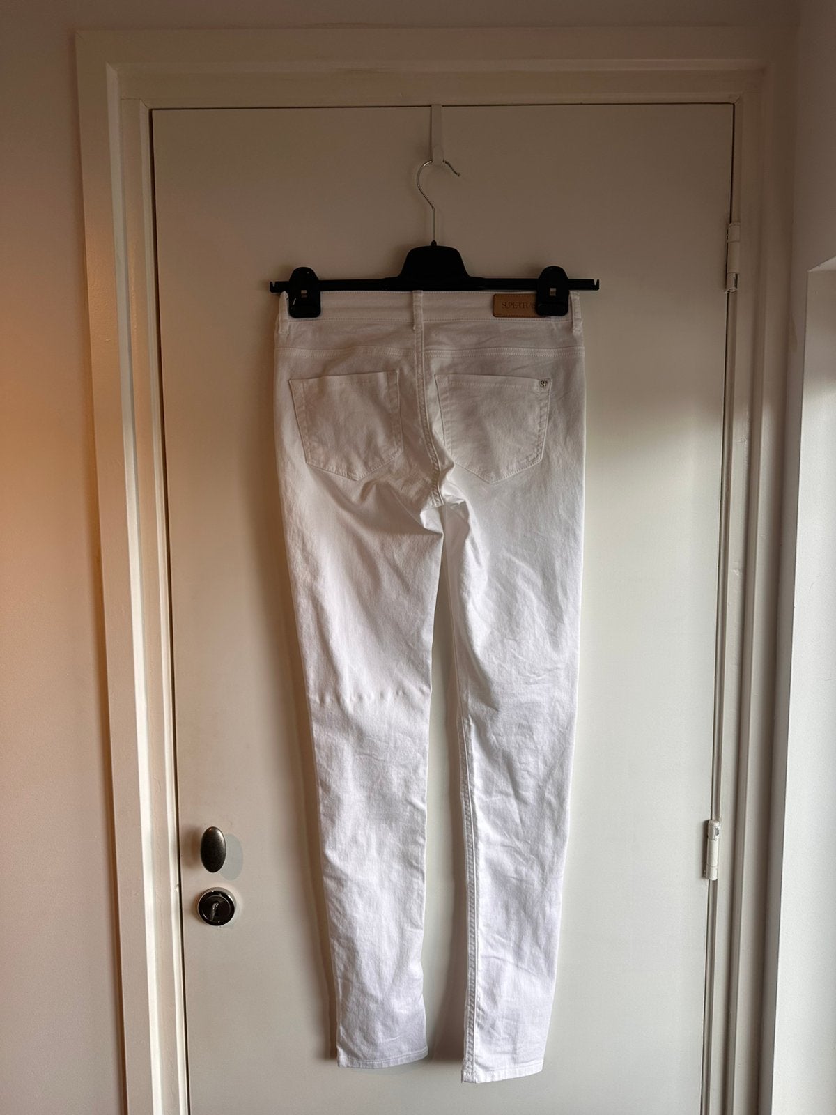 SuperTrash Paradise DTM Jeans - maar 27, Wit, Ophalen of Verzenden, Zo goed als nieuw, Maat 36 (S)