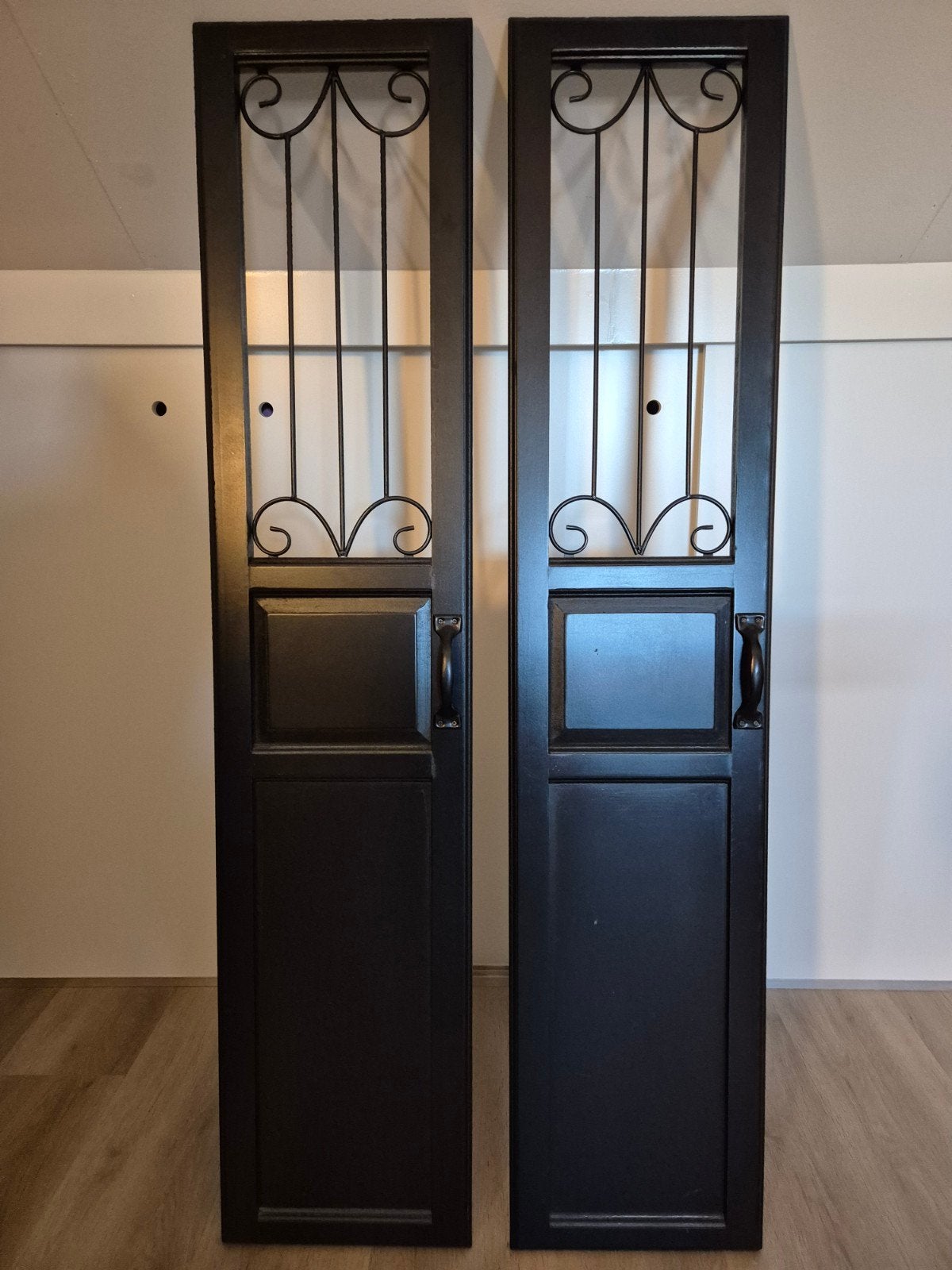 Decoratieve hardhouten deurtjes met metalen raamwerk, Ophalen, Hout, Zwart, Overige stijlen