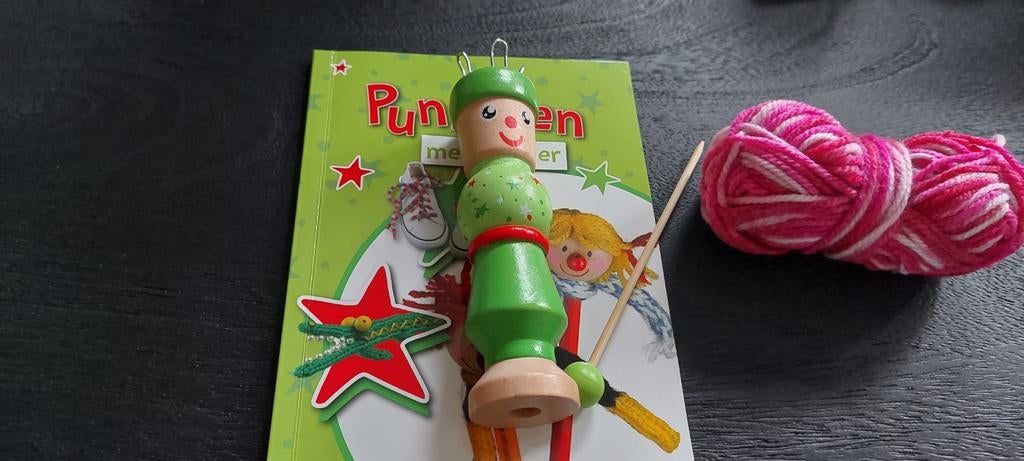 PUNNIK-KLOS - POP MET NAALD EN VOORBEELDEN BOEKJE EN WAT WOL, Fantasie, Meerkleurig, Zo goed als nieuw, Knutselmateriaal