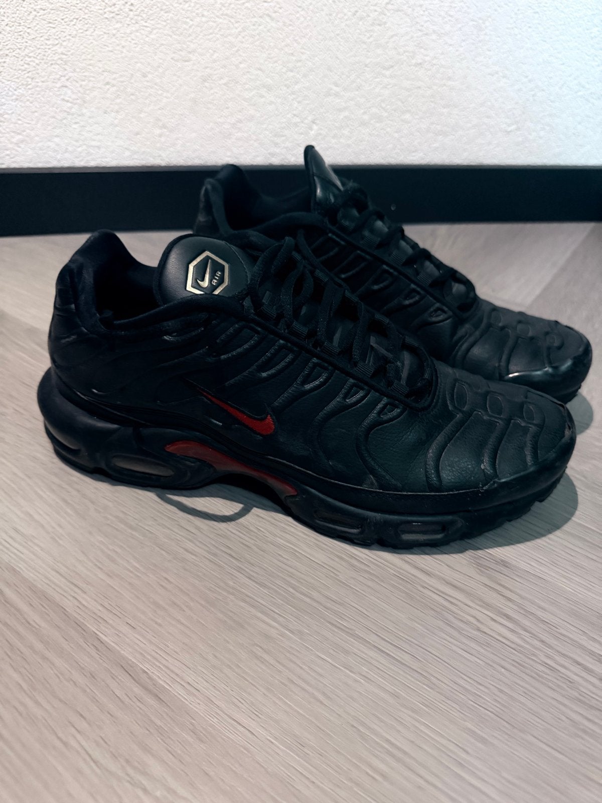 Nike Air Max Plus TN Zwart Rood - Maat 44, Kleding | Dames, Schoenen, Ophalen, Zo goed als nieuw, Zwart, Sneakers of Gympen