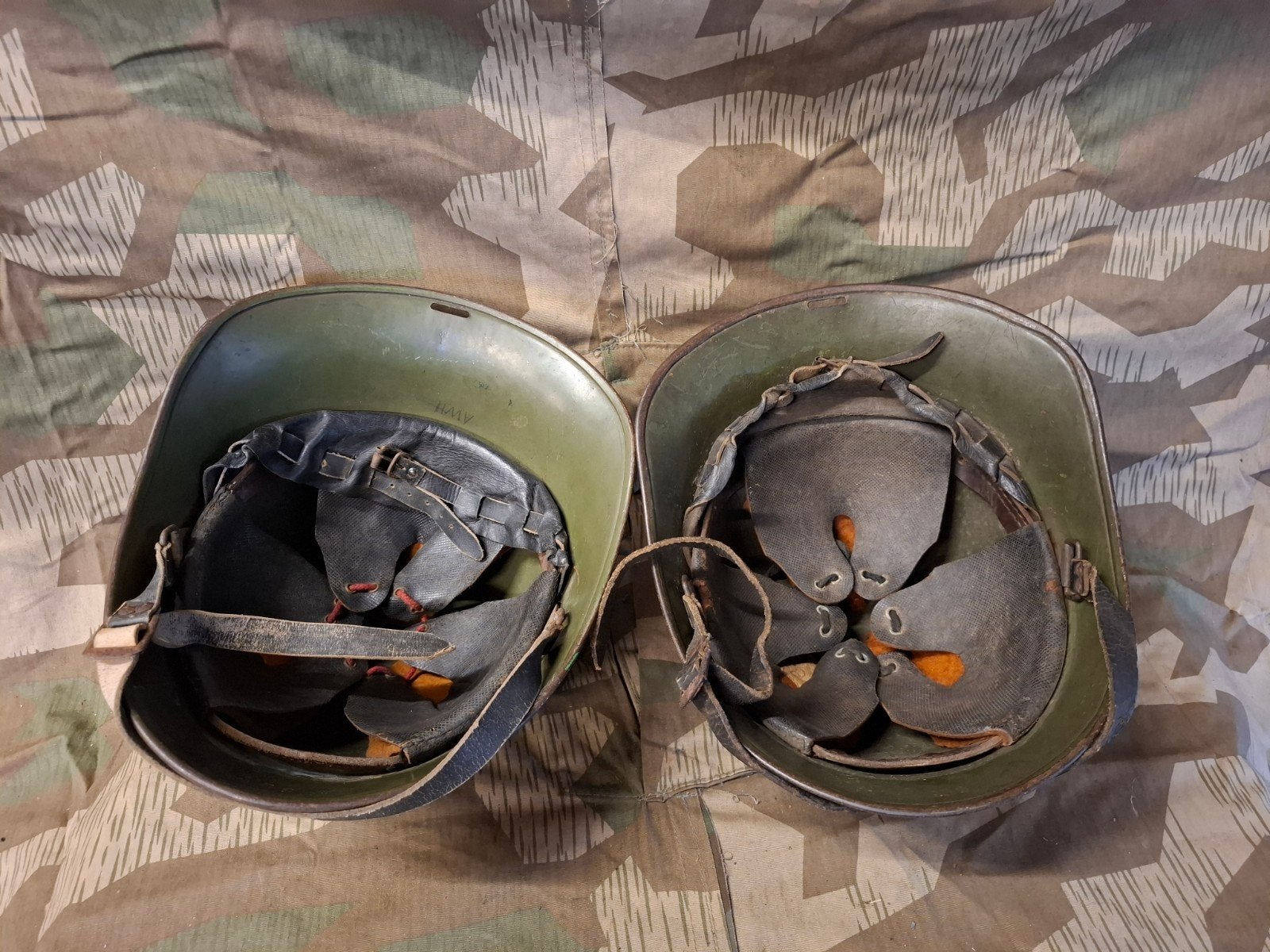 2 originele WO2 Nederlandse helmen, Ophalen of Verzenden, Nederland, Helm of Baret