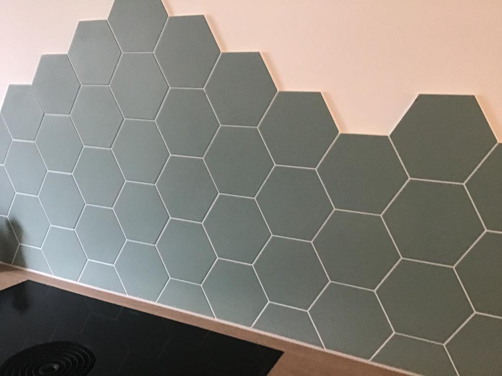 Hexagon sanitairtegels 15 x 17 cm 80 stuks/ 28 witte tegels, Ophalen, Zo goed als nieuw