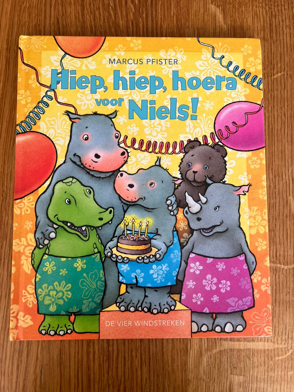 Hiep, hiep, hoera voor Niels! - Marcus Pfister, Ophalen of Verzenden, Uitklap-, Voel- of Ontdekboek