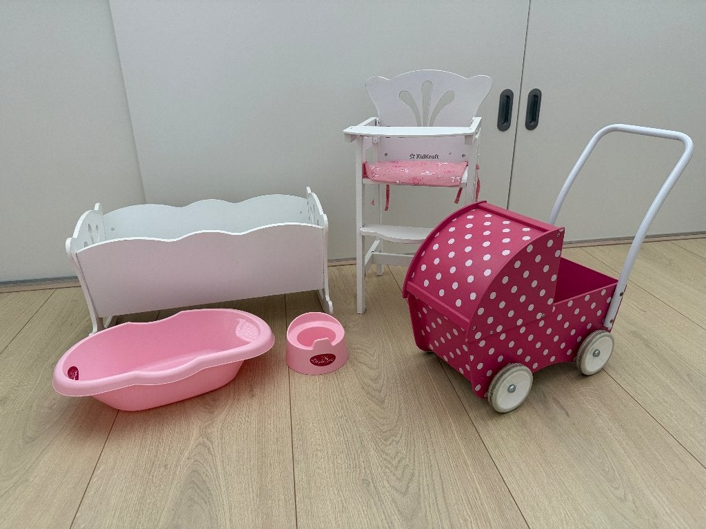 Complete poppen uitzet (bed, stoel, wagen, bad, accessoires), Ophalen, Gebruikt, Babypop