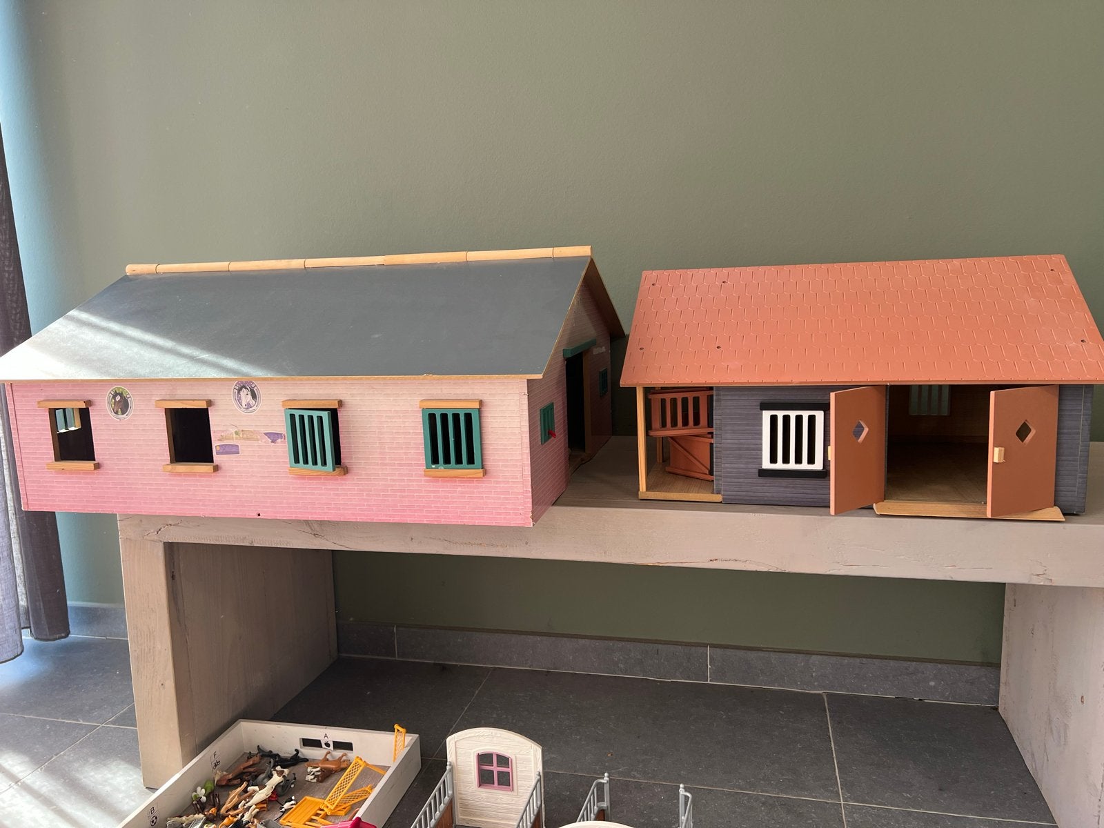 Paardenstallen/Manege van Kids Globe 1:24 met accessoires, Ophalen, Gebruikt, Jongen of Meisje