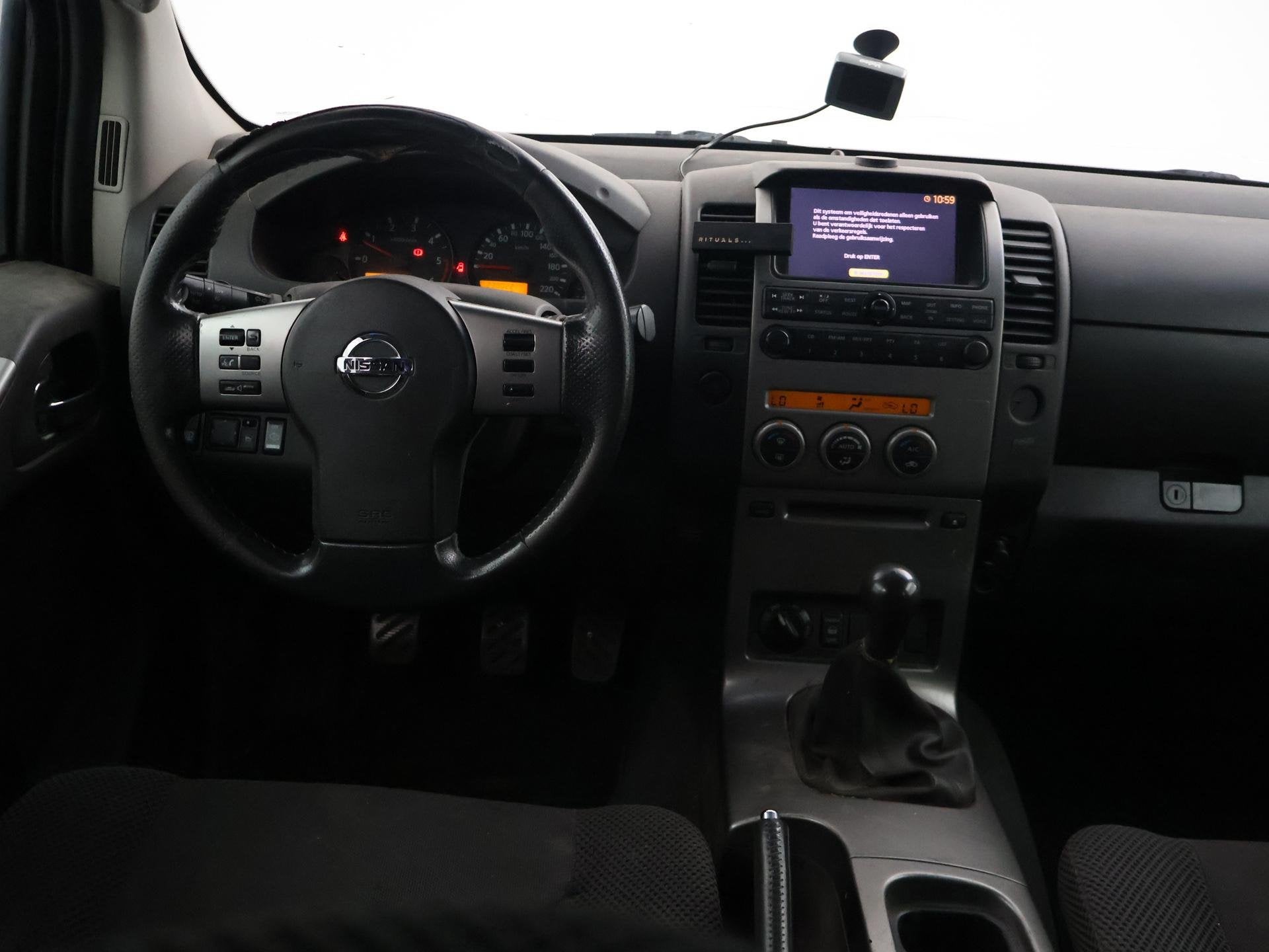 Nissan Navara 2.5 dCi XE 172 PK KING CAB COMFORT + TREKHAAK, Auto's, Stof, Gebruikt, Overige modellen, 4 cilinders