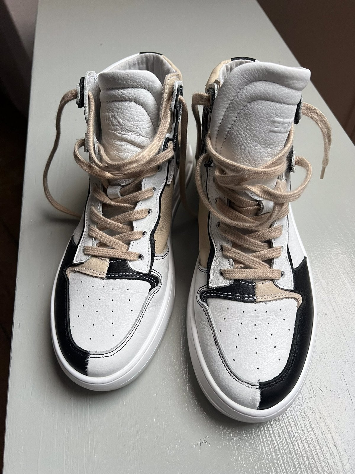 Hoge sneakers, weinig gedragen, wit, maat 41 Bronx, Kleding | Dames, Ophalen of Verzenden, Zo goed als nieuw, Wit, Sneakers of Gympen