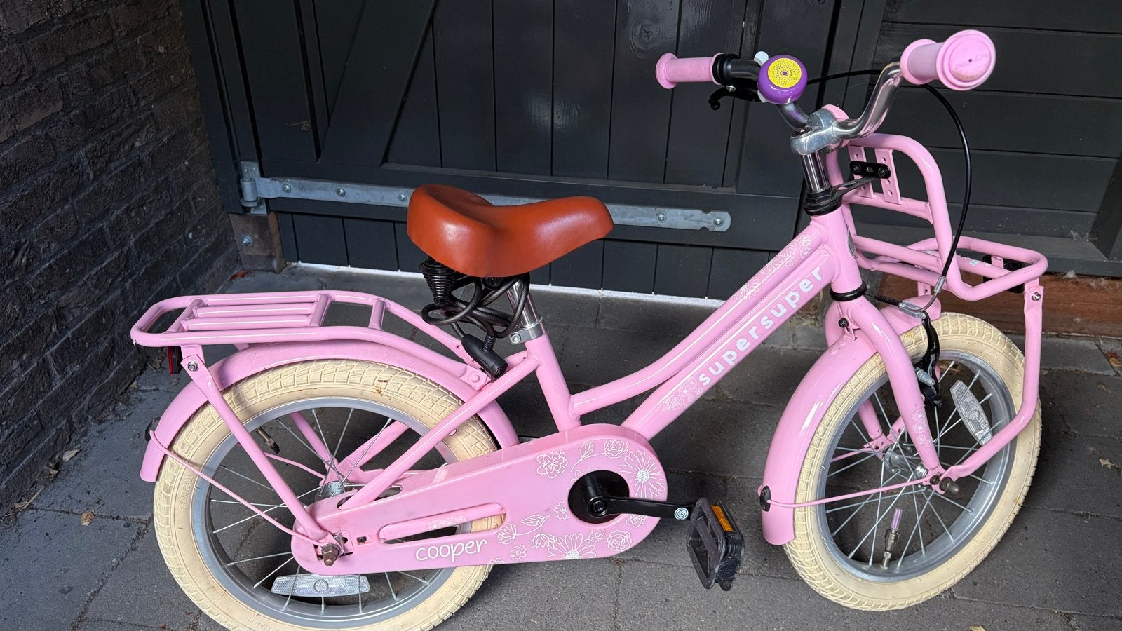 Roze 16 inch meisjesfiets met voordrager en terugtraprem, Fietsen en Brommers, Fietsen | Meisjes, Ophalen, Terugtraprem, Gebruikt