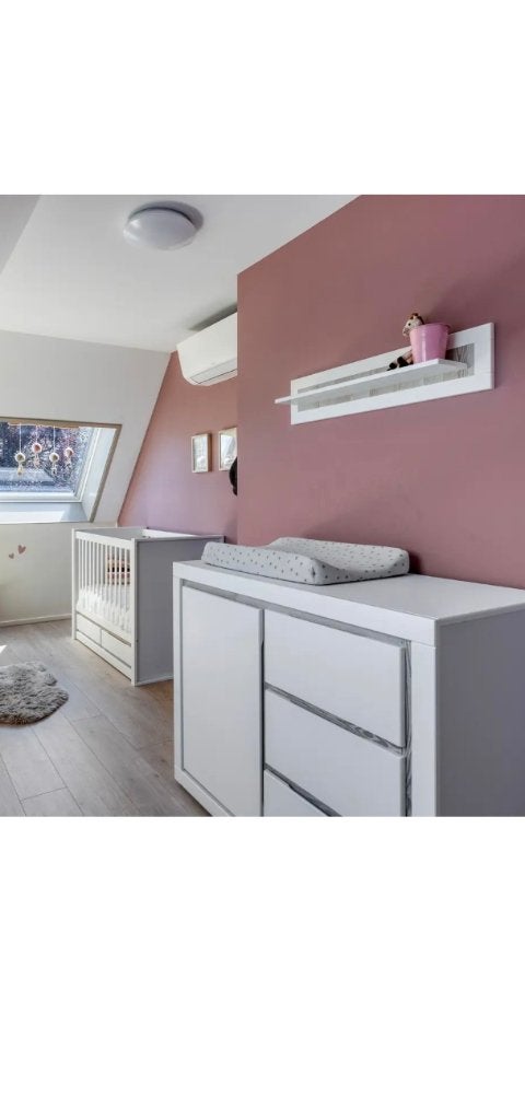 Complete babykamer wit – ledikant + commode + wandplank, Ophalen, Zo goed als nieuw, Jongetje of Meisje