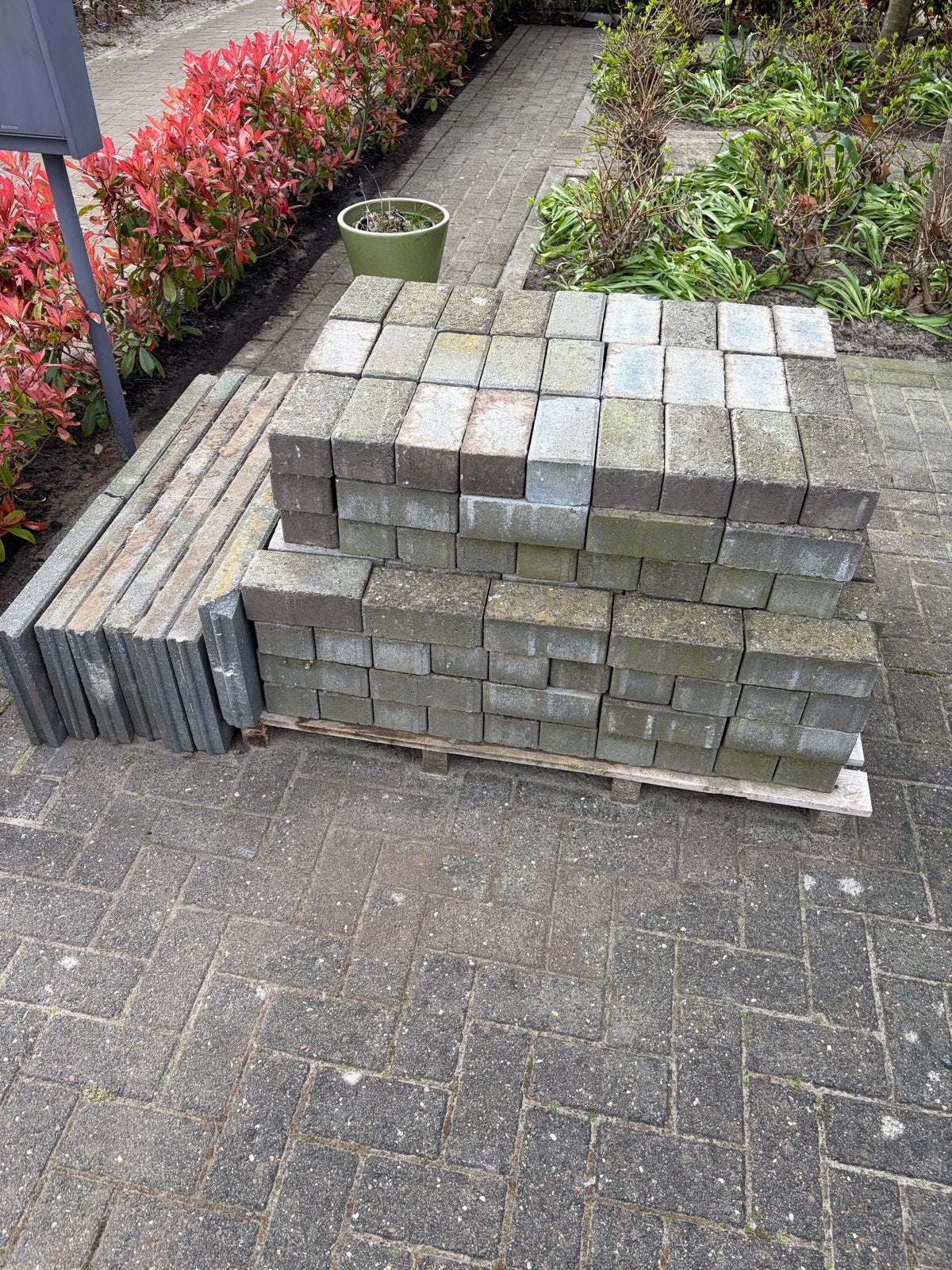 240 BKK bakstenen en enkele opsluitbanden, Tuin en Terras, Ophalen, Gebruikt, Overige typen, Minder dan 5 m²