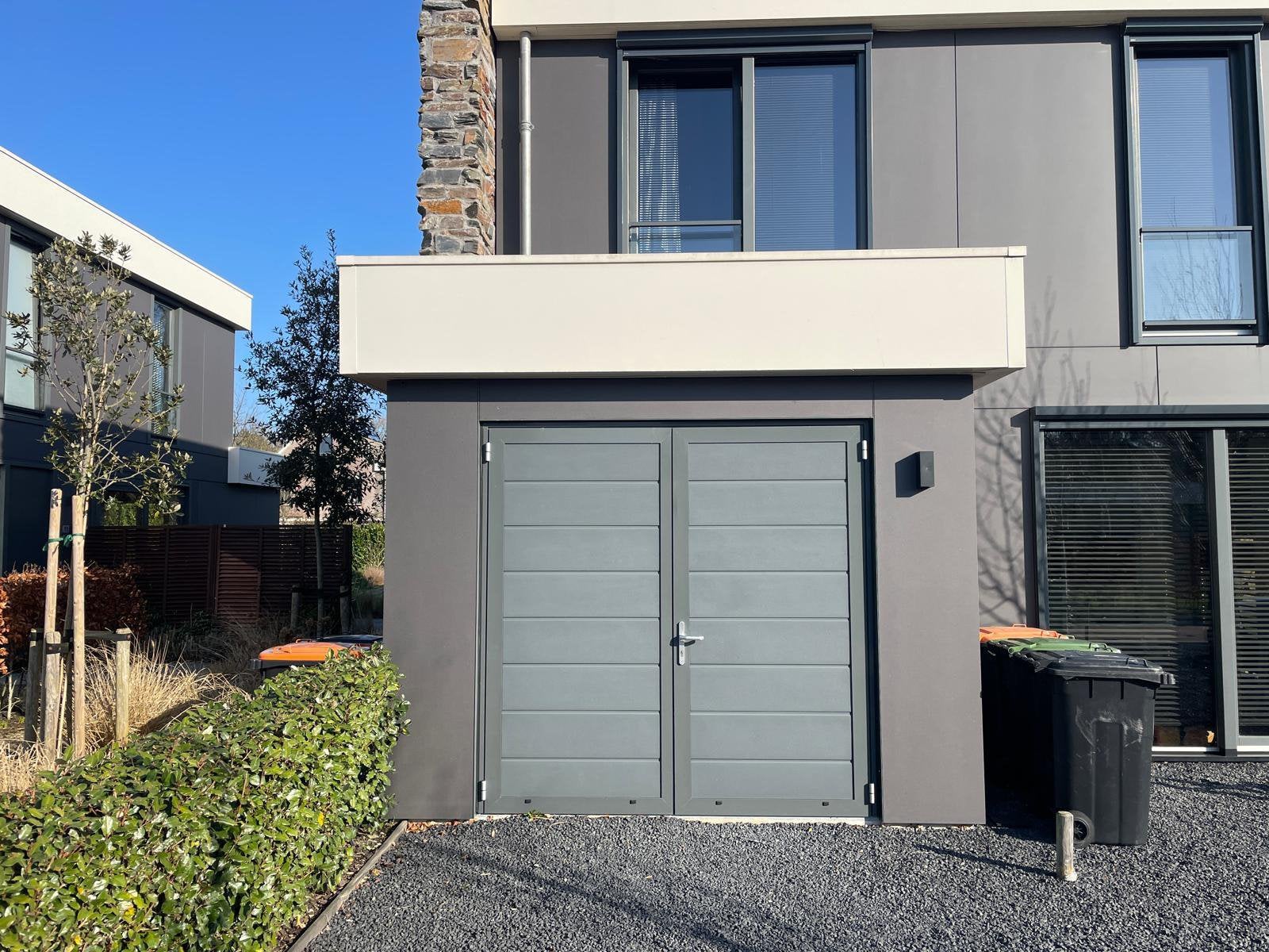 Garagedeuren (openslaand). Inclusief frame. Merk is DBS, Ophalen, Kunststof, Gebruikt, Garagedeur