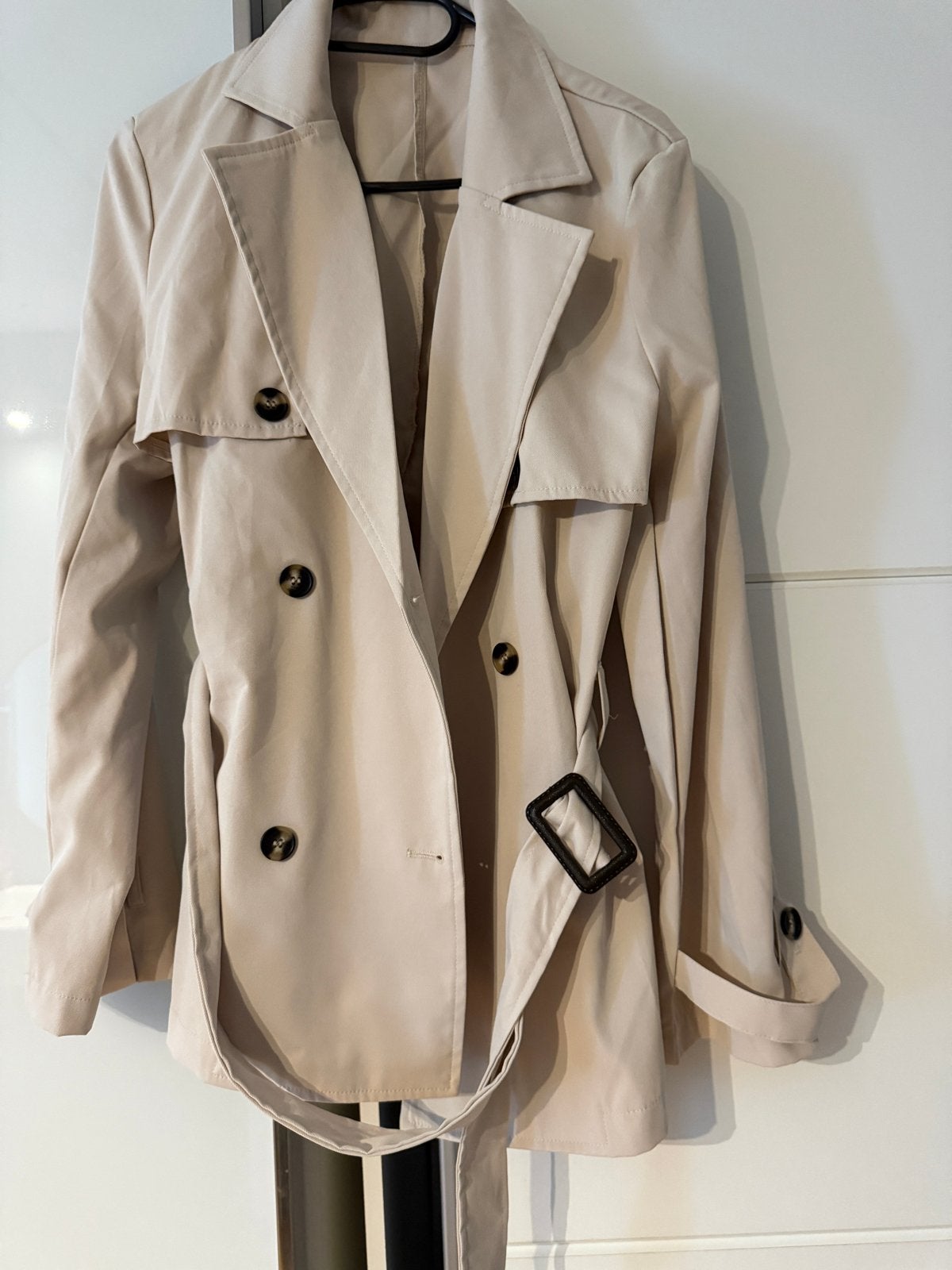 Stijlvolle beige trenchcoat met ceintuur, Ophalen of Verzenden, Zo goed als nieuw, Maat 38/40 (M), Beige