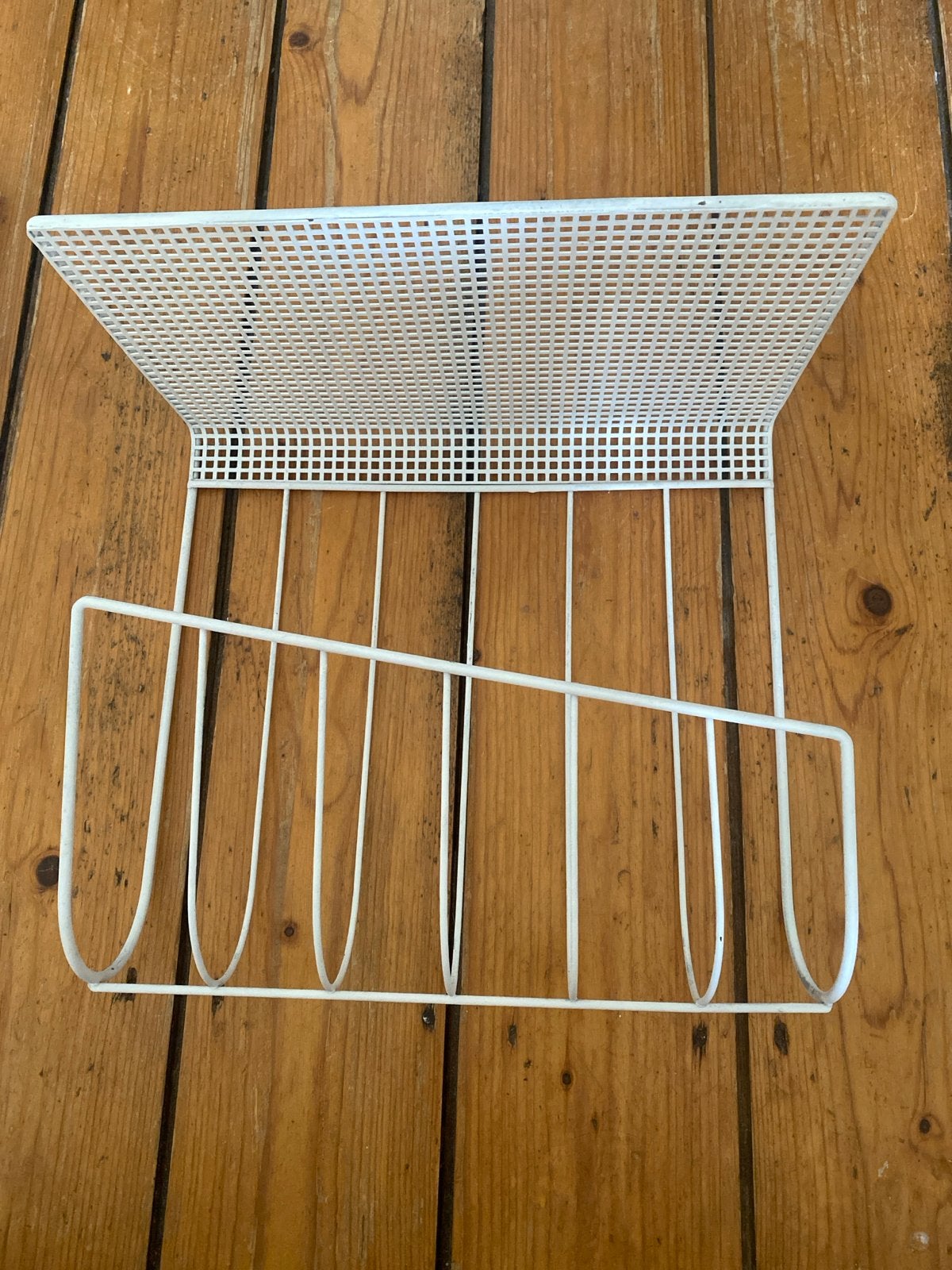 Vintage witte metalen krantenbak / tijdschriftenrek, Huis en Inrichting, Gebruikt, Metaal, Krantenbak, Ophalen of Verzenden
