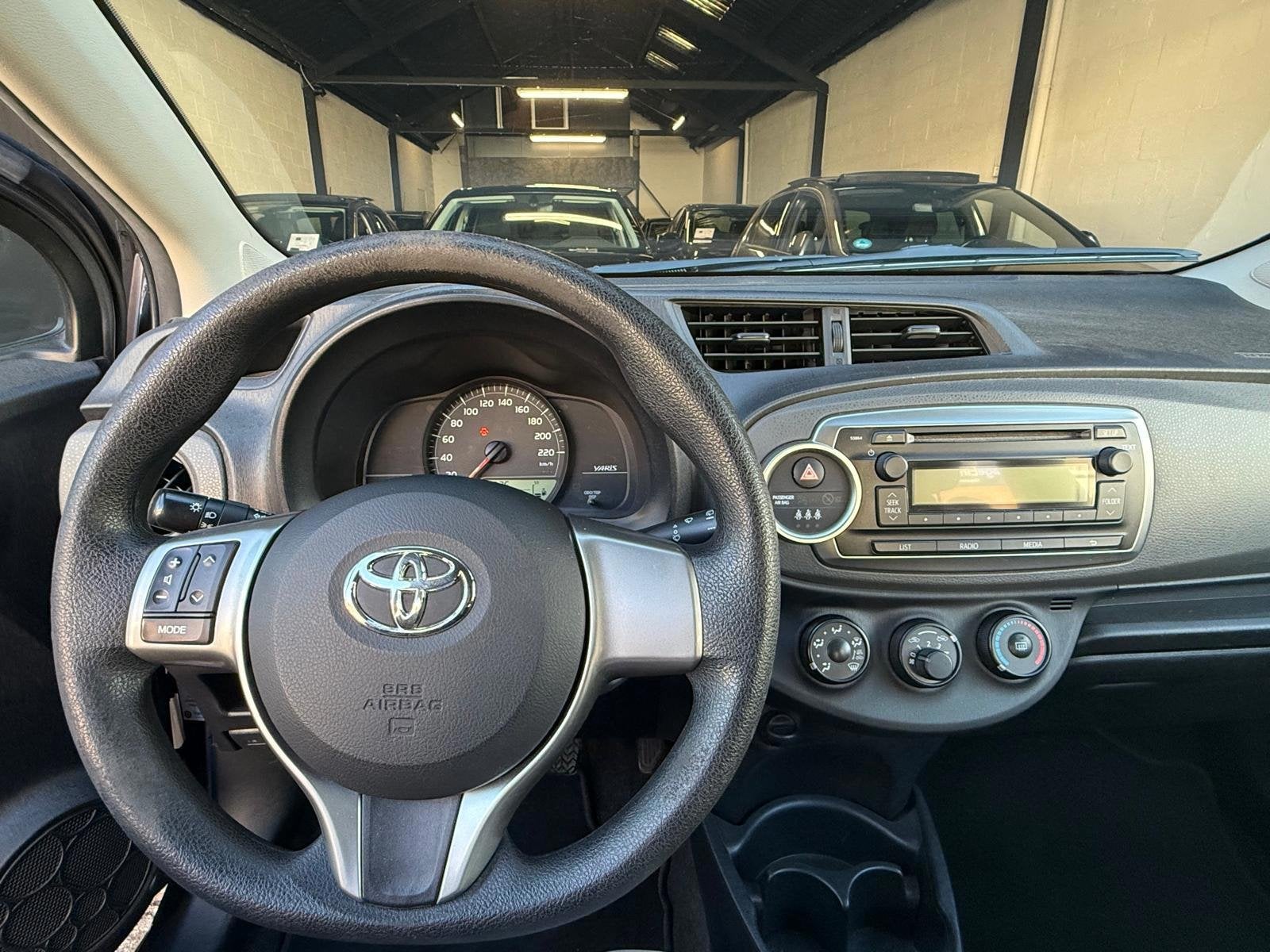 Foto 15 van Toyota Yaris 1.0 VVT-i Dealeronderh | Elektrische Ramen 2011