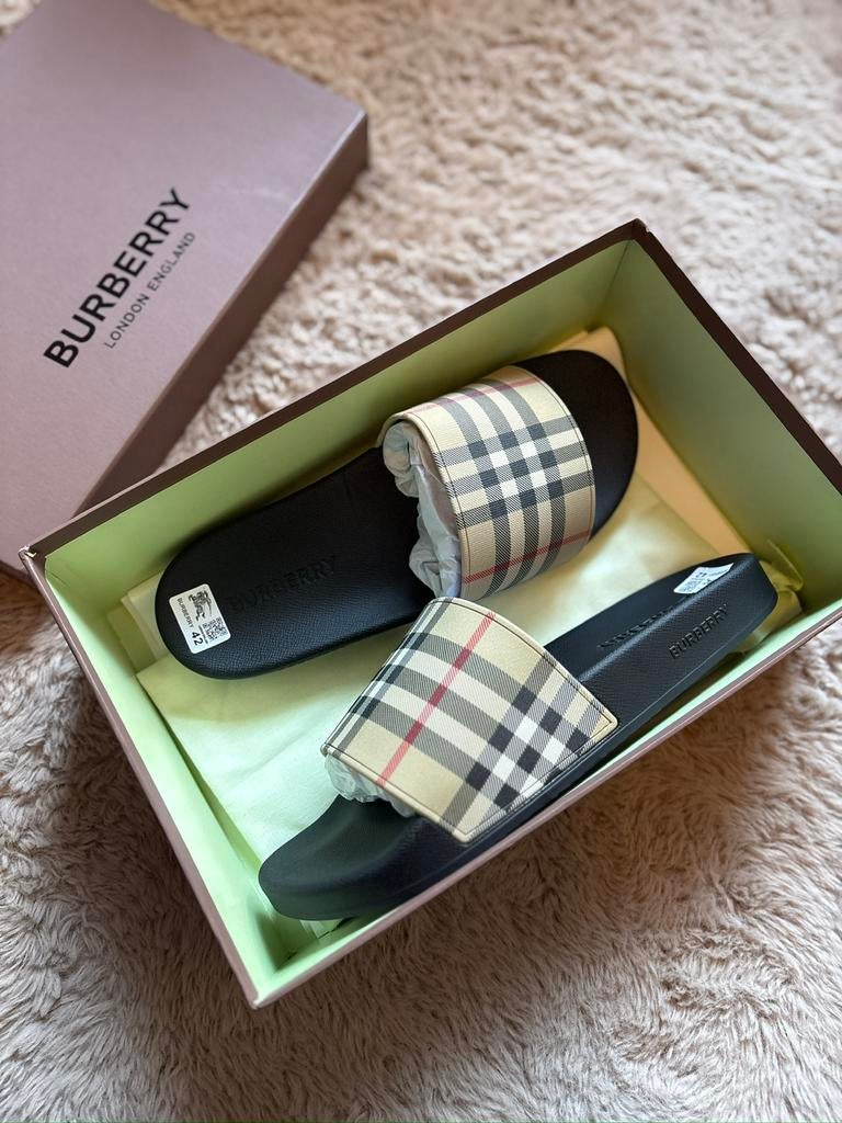 Burberry slippers, Ophalen of Verzenden, Zo goed als nieuw