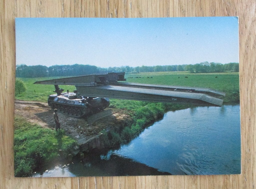 Brugleggende tank Leopard Ansichtkaart Koninklijke Landmacht, Ophalen of Verzenden, Landmacht, Nederland, Foto of Poster