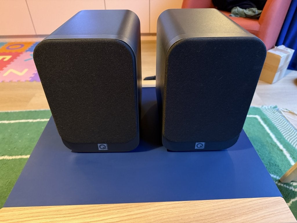 Q Acoustics 3020 speakers zwart – set van 2, Gebruikt, Inclusief kabels, 60 tot 120 watt, Boekenplank luidspreker