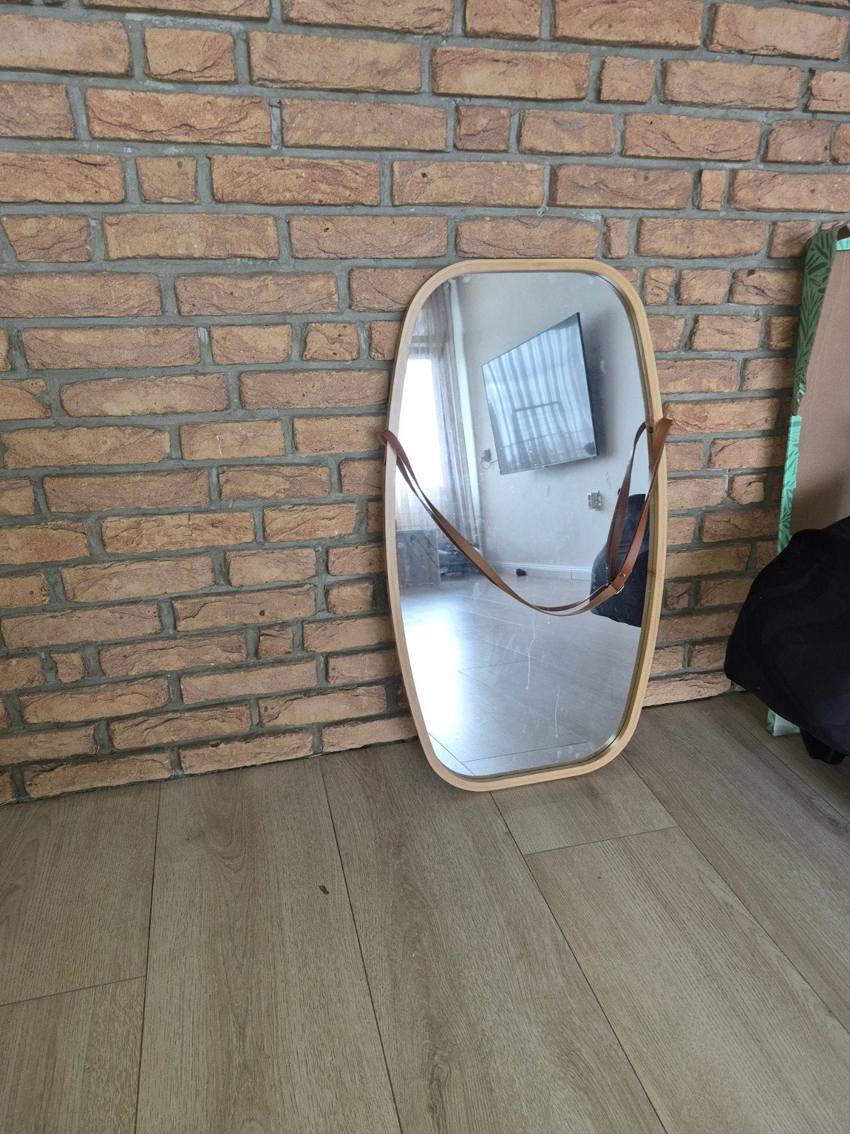 Stijlvolle spiegel met houten frame en leren band, Huis en Inrichting, Woonaccessoires | Spiegels, 100 tot 150 cm, Ophalen of Verzenden