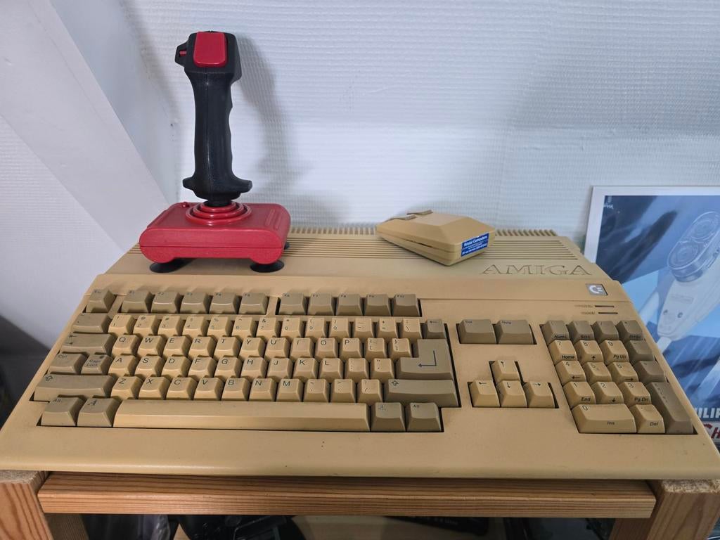 Commodore Amiga 500, Ophalen of Verzenden, Zo goed als nieuw, Met 2 controllers, Atari 2600