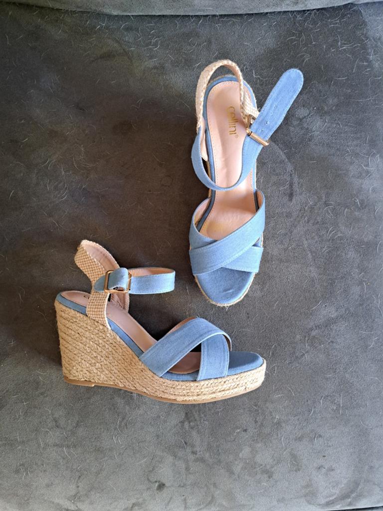 Espadrilles mt 40 nieuw in de doos merk cellini. Kleur ijsbl, Kleding | Dames, Schoenen, Ophalen of Verzenden, Nieuw, Espadrilles of Moccasins