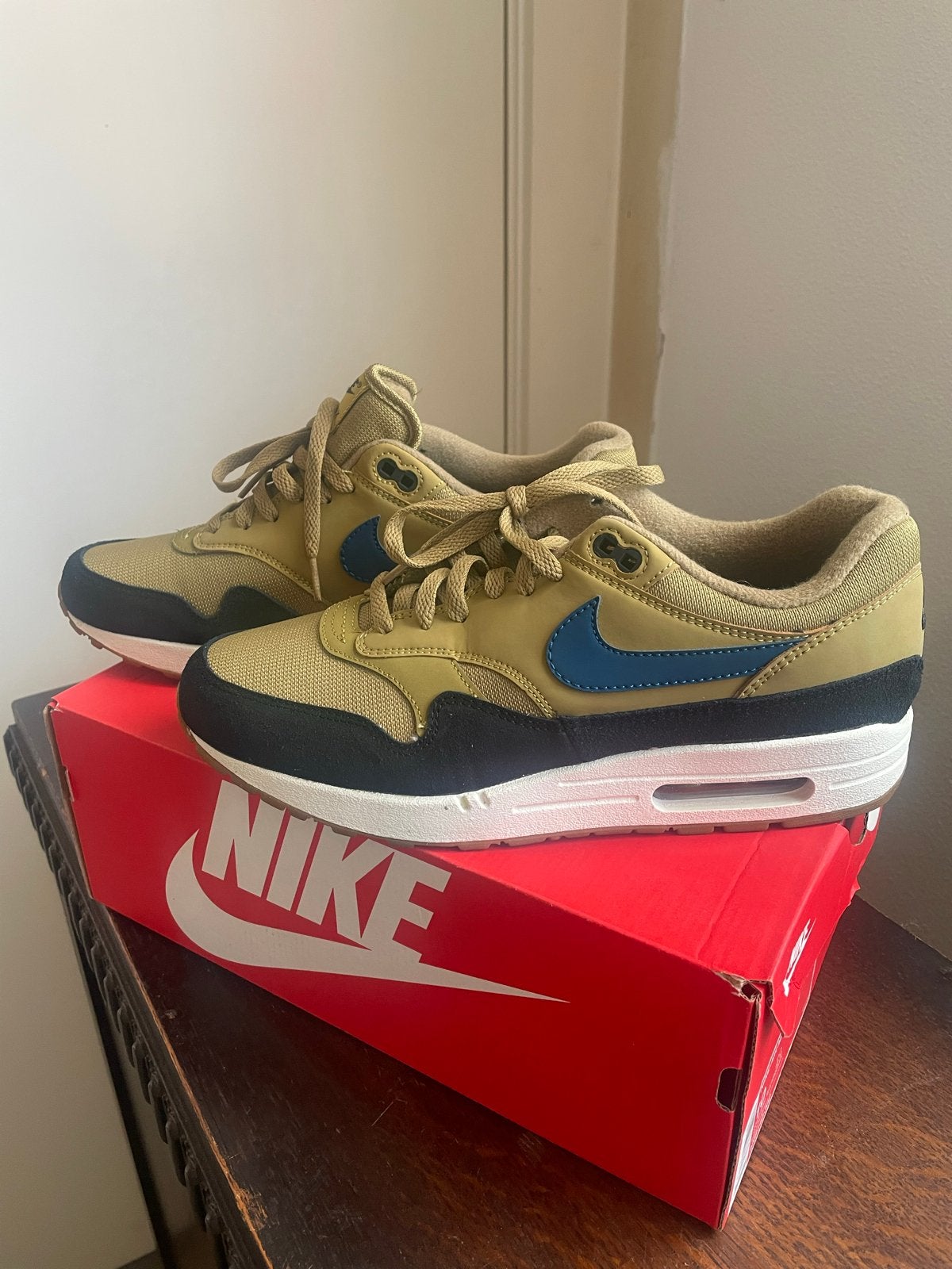 Nike Air Max 1 Golden Moss/Blue Force-Black - Maat 44, Ophalen of Verzenden, Nieuw, Overige kleuren, Sneakers of Gympen