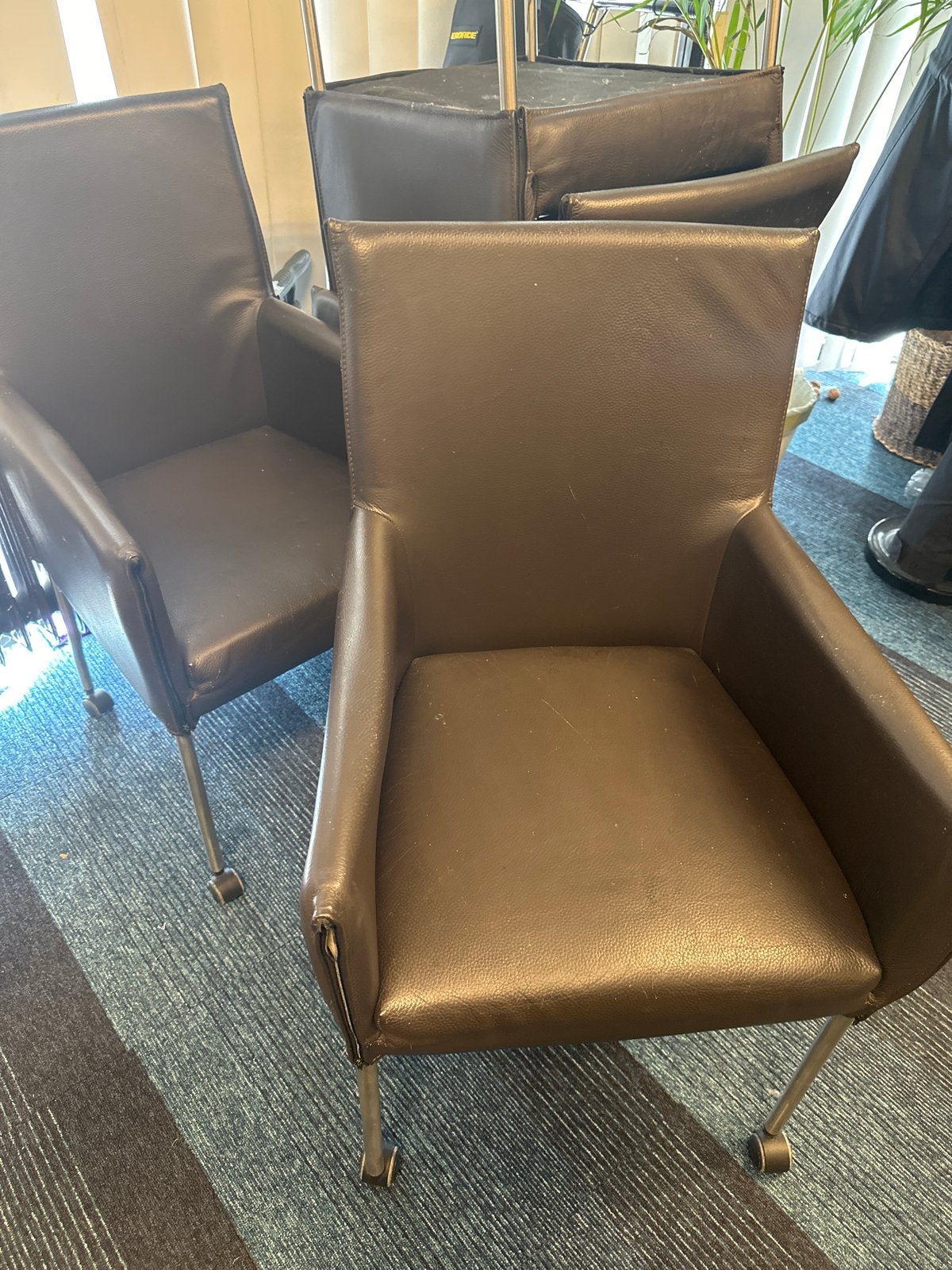 Leren eetkamerstoelen met wieltjes - 4stuks 40euro, Ophalen, Gebruikt, Twee, Bruin
