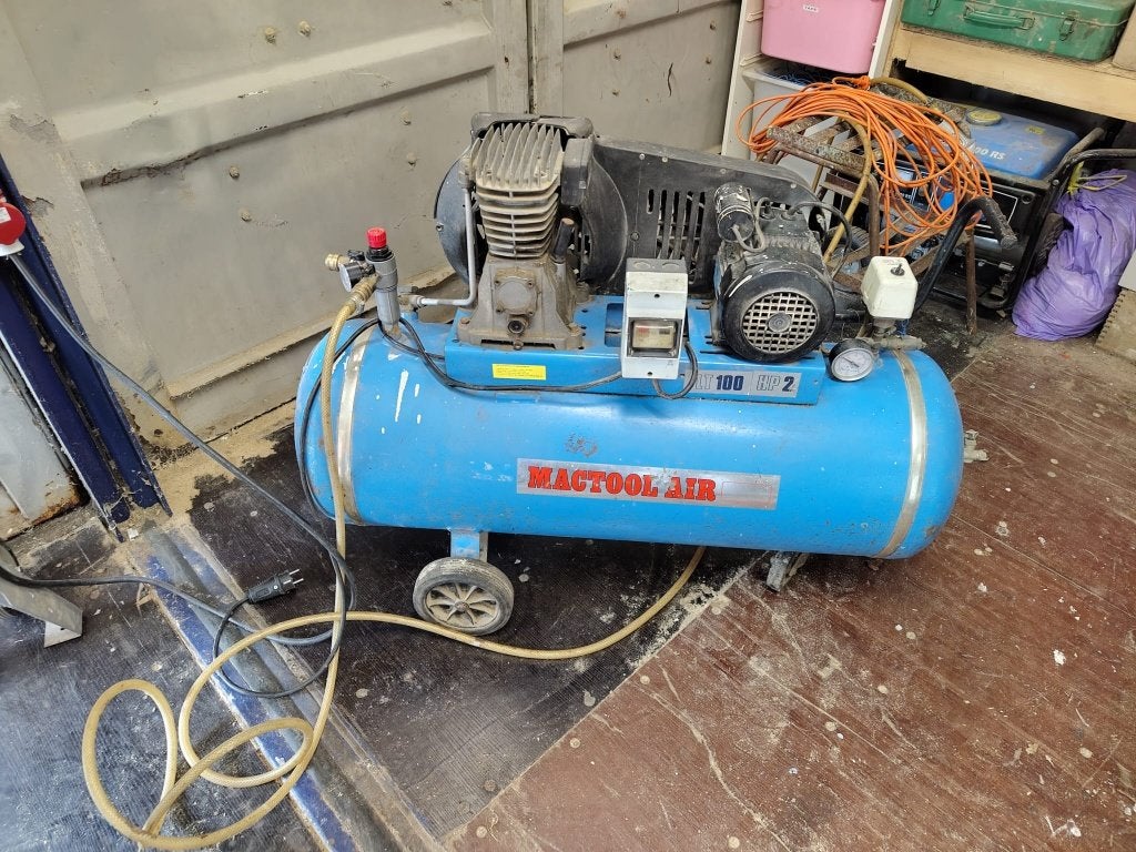 Mactool Air compressor 100L 2 PK – werkend, onderhoud nodig, Doe-het-zelf en Verbouw, 100 liter of meer, Ophalen, Gebruikt, 10 bar of meer