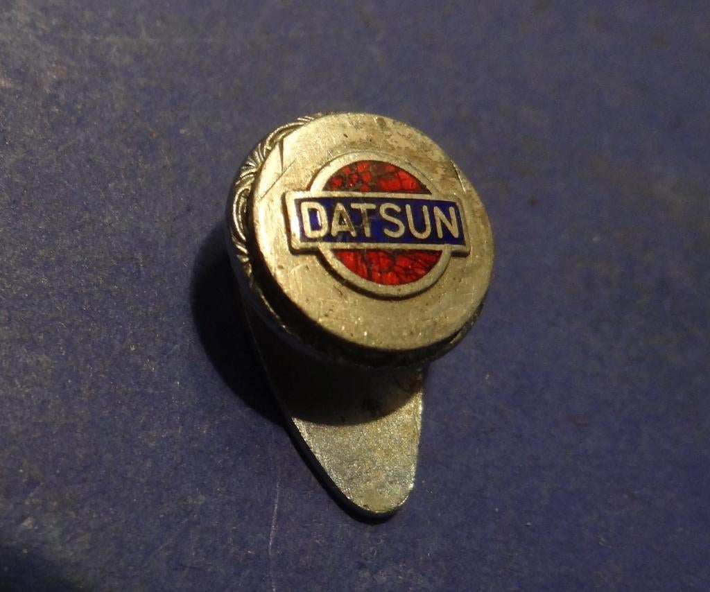 Datsun Geemailleerde Revers Knoop 13 mm Doorsnee, Verzenden, Gebruikt, Transport, Speldje of Pin
