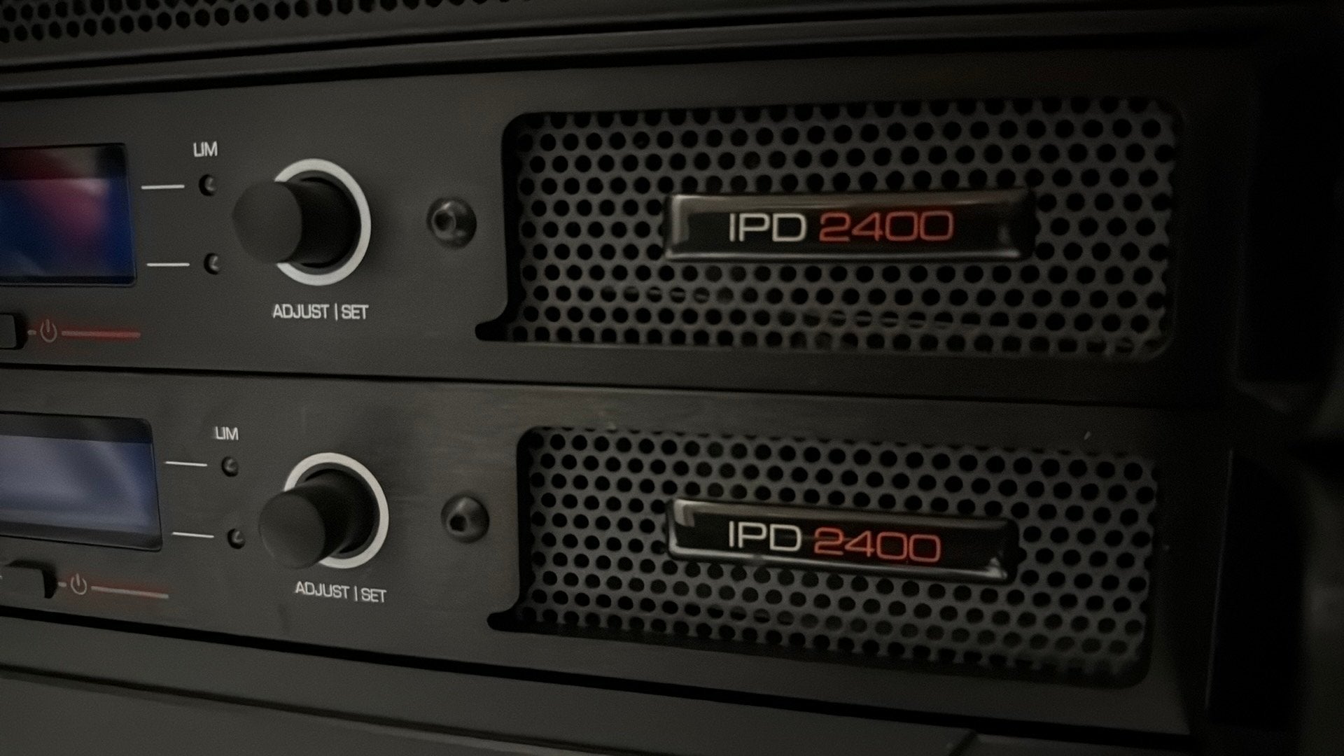 Labgruppen IPD 2400 Versterker - Zo goed als nieuw (2 stuks), Ophalen of Verzenden, Zo goed als nieuw, 1000 watt of meer, P.A.