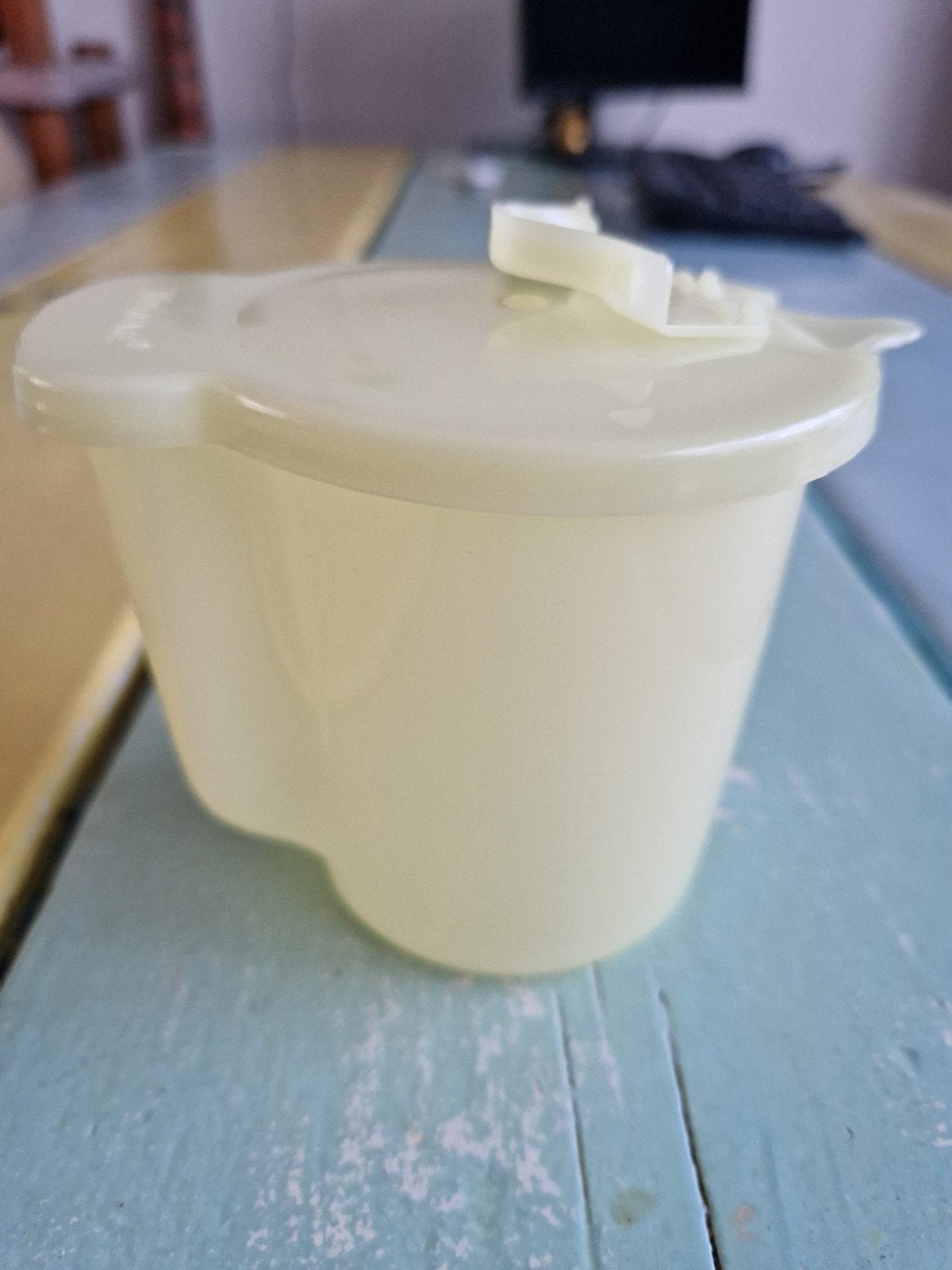 Vintage tupperware melkkannetje pastelgeel, Huis en Inrichting, Ophalen of Verzenden, Zo goed als nieuw, Geel, Beker of Kan