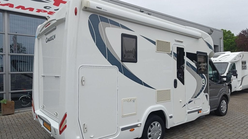 Compact en toch ruim Chausson Welcome 610 '16 155pk 67dkm, Caravans en Kamperen, Ringverwarming, Tot en met 2, 6 tot 7 meter, Startonderbreker